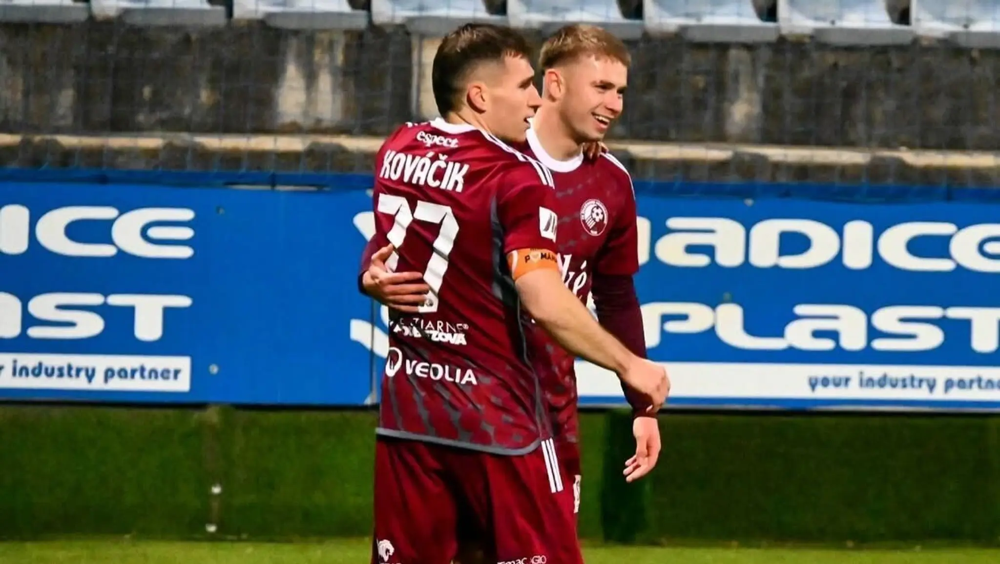 Peter Kováčik (vľavo) a Roland Galčík oslavujú gólovú akciu Podbrezovej.
