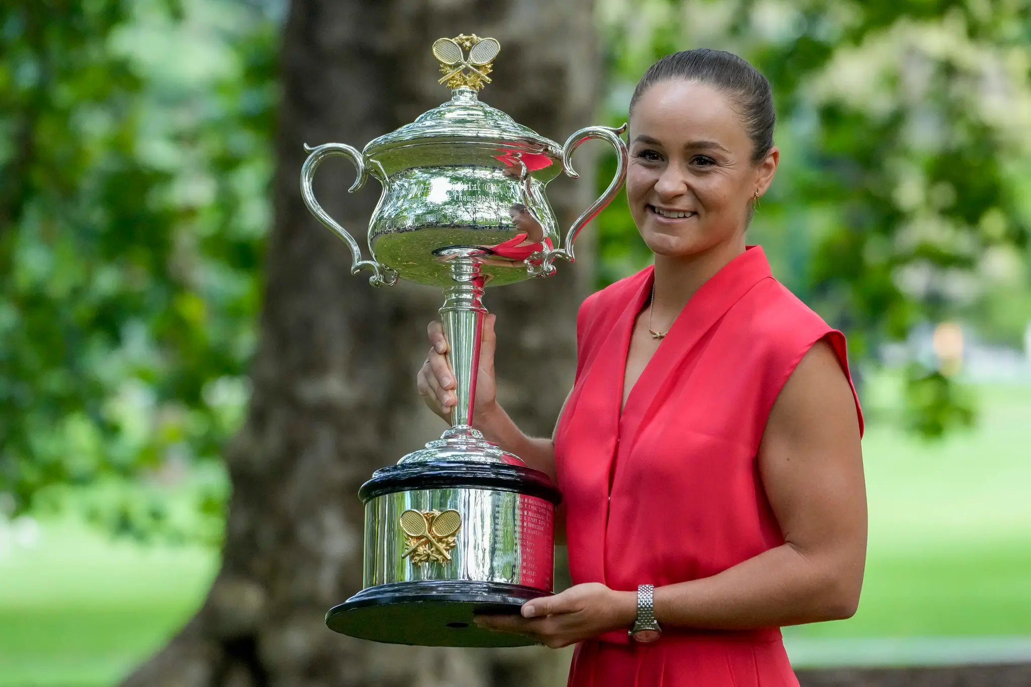 Na archívnej snímke z 30. januára 2022 austrálska tenistka Ashleigh Bartyová pózuje s trofejou pre víťazku grandslamového turnaja Australian Open.