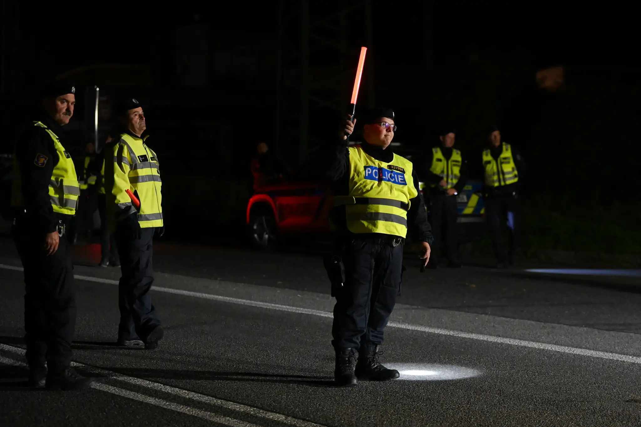 Na snímke príslušníci českej polície počas policajnej kontroly na hraniciach medzi Českou republikou a Slovenskou republikou v českom meste Hodonín