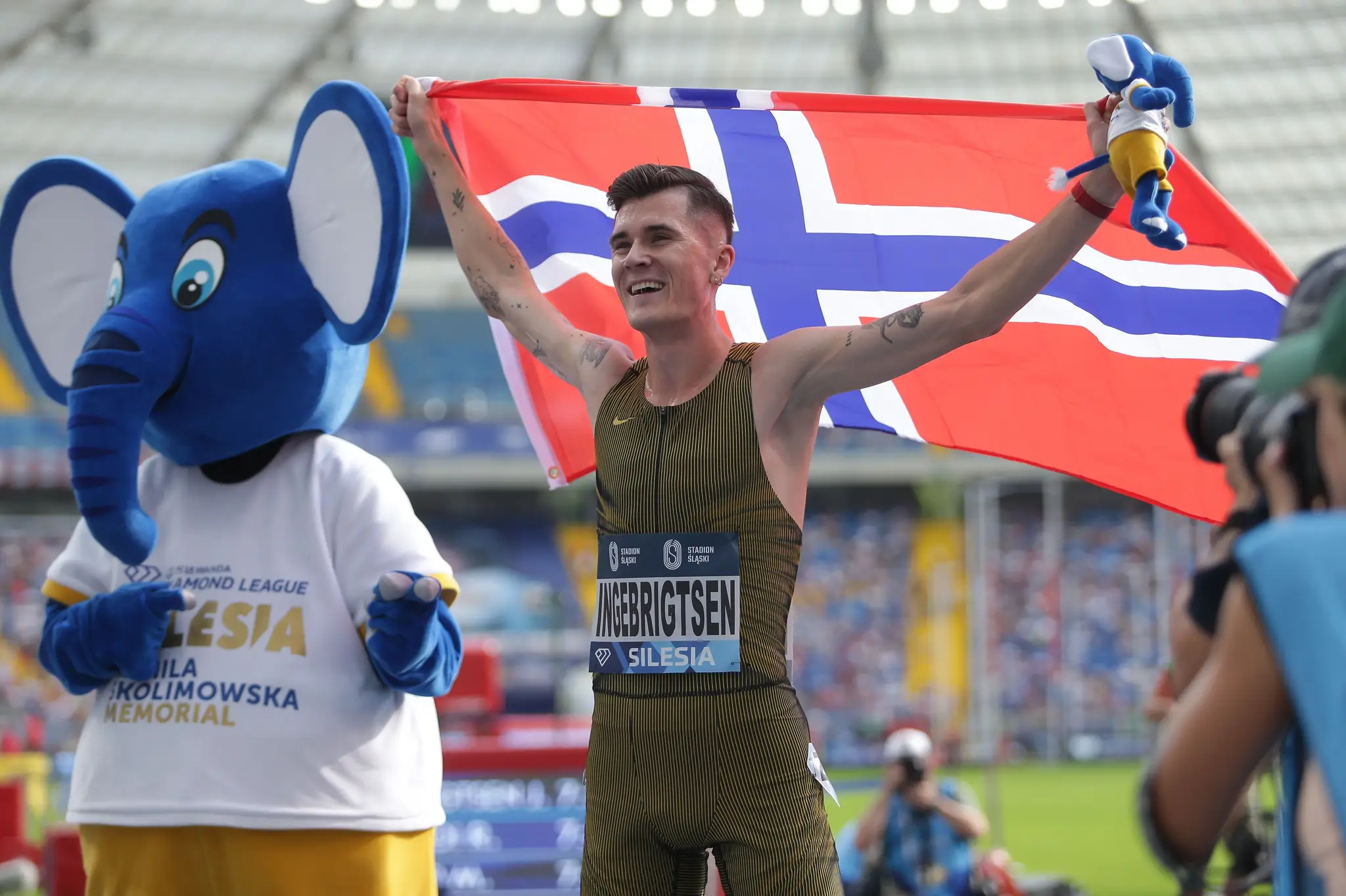 Nórsky atlét Jakob Ingebrigtsen sa teší po vytvorení nového svetového rekordu v behu na 3000 metrov