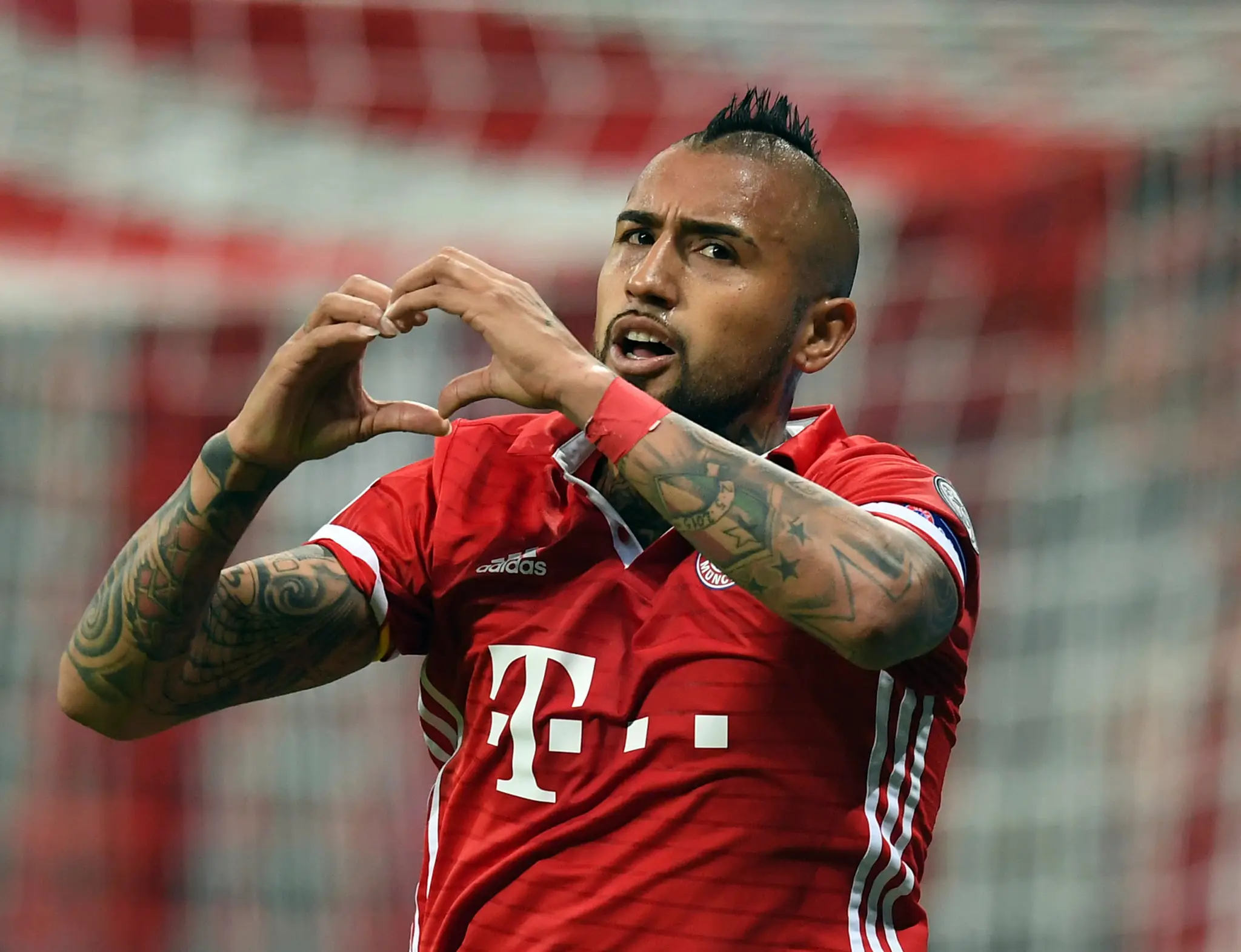 Arturo Vidal z Bayernu takto oslavuje svoj gól vo štvrťfinále LM proti Realu Madrid.