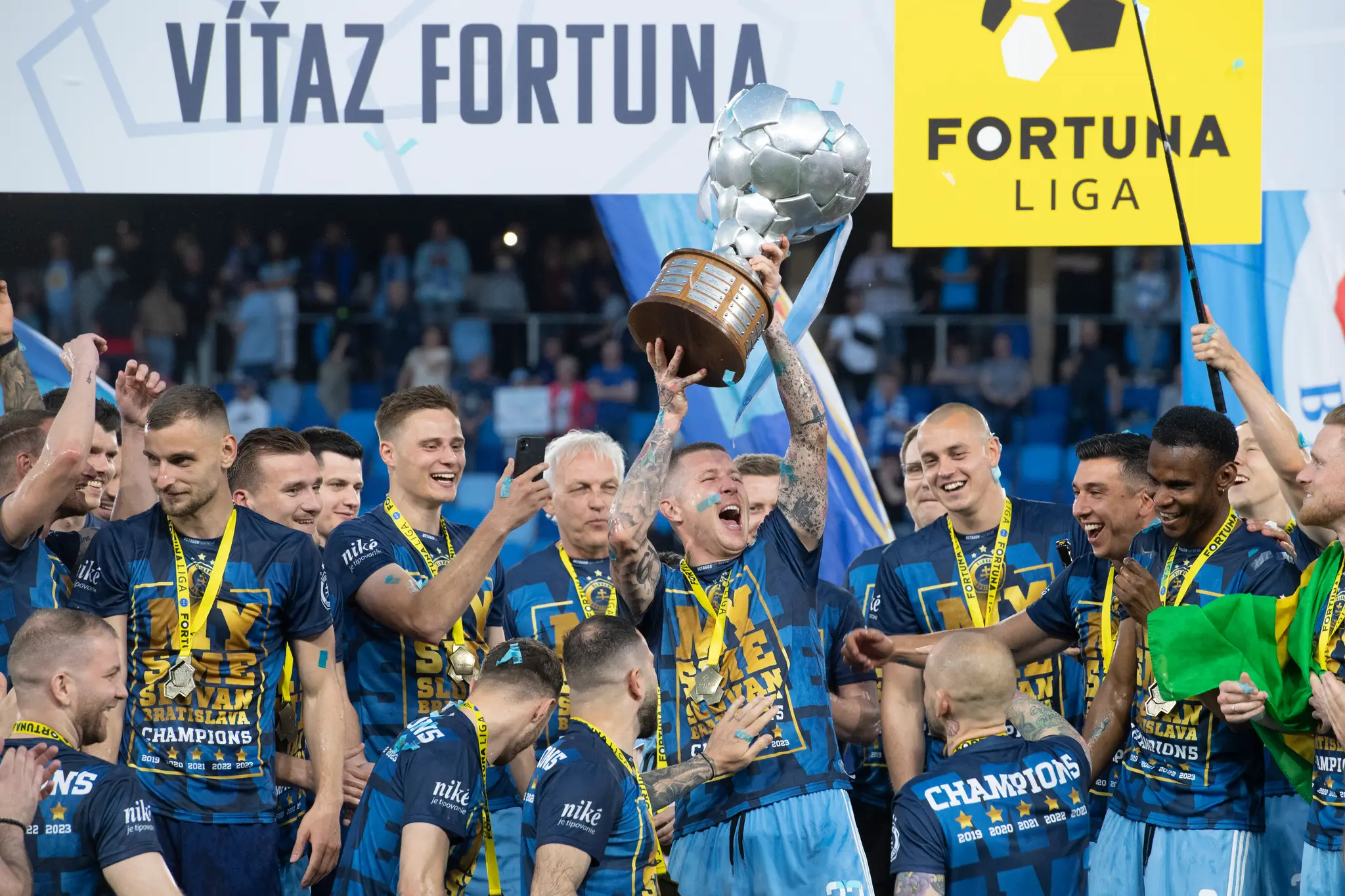 Majstrovská oslava hráčov Slovana Bratislava po prevzatí pohára pre víťaza Fortunaligy 2023