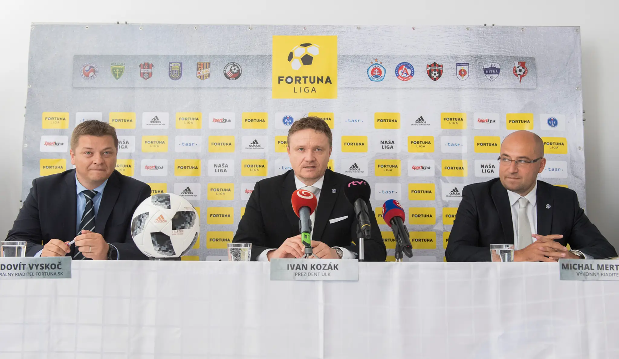 Na snímke zľava generálny riaditeľ Fortuna SK Ľudovít Vyskoč, prezident ÚLK Ivan Kozák a výkonný riaditeľ ÚLK Michal Mertinyák.
