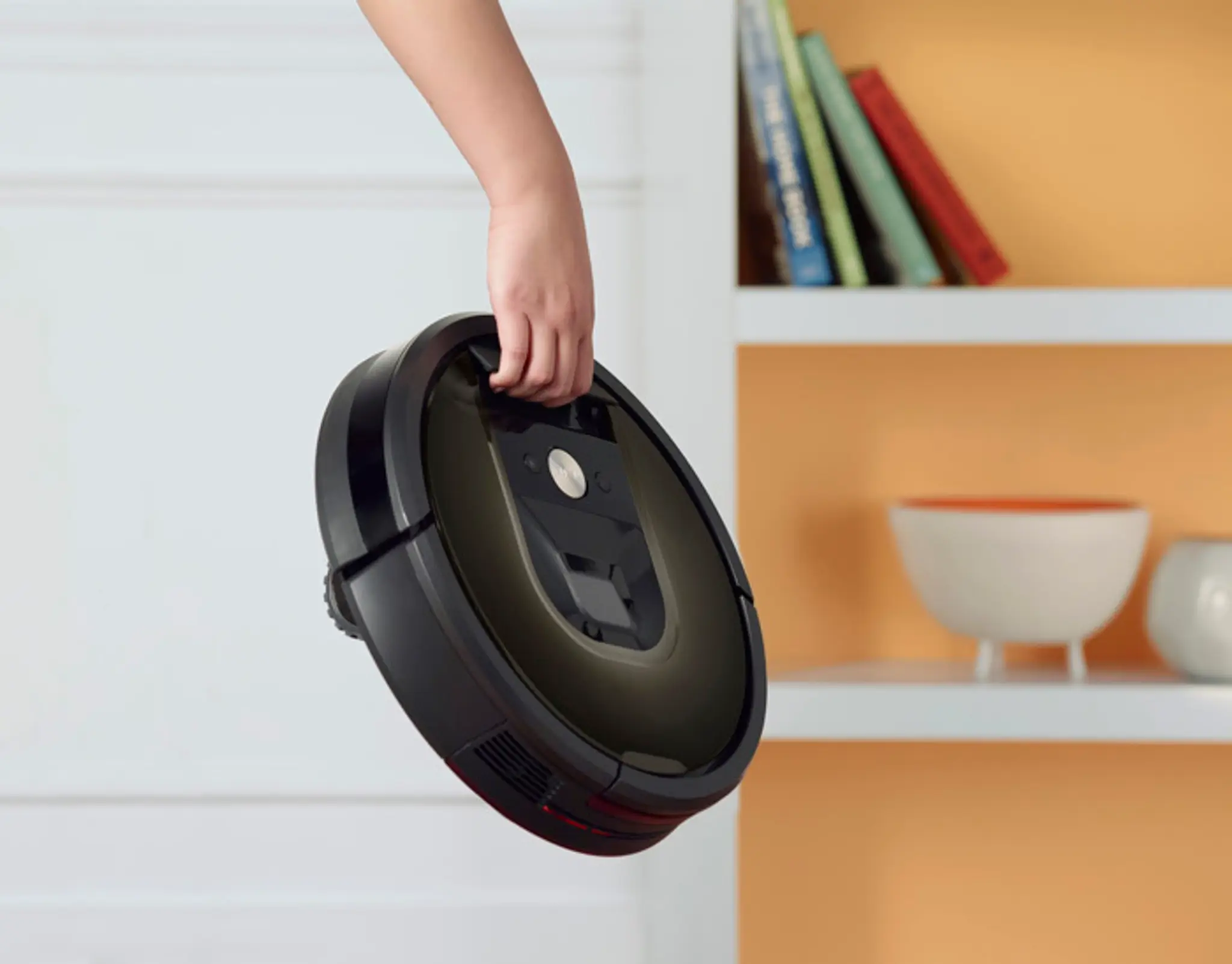 Roomba® 980 môžete pokojne preniesť aj jednou rukou.