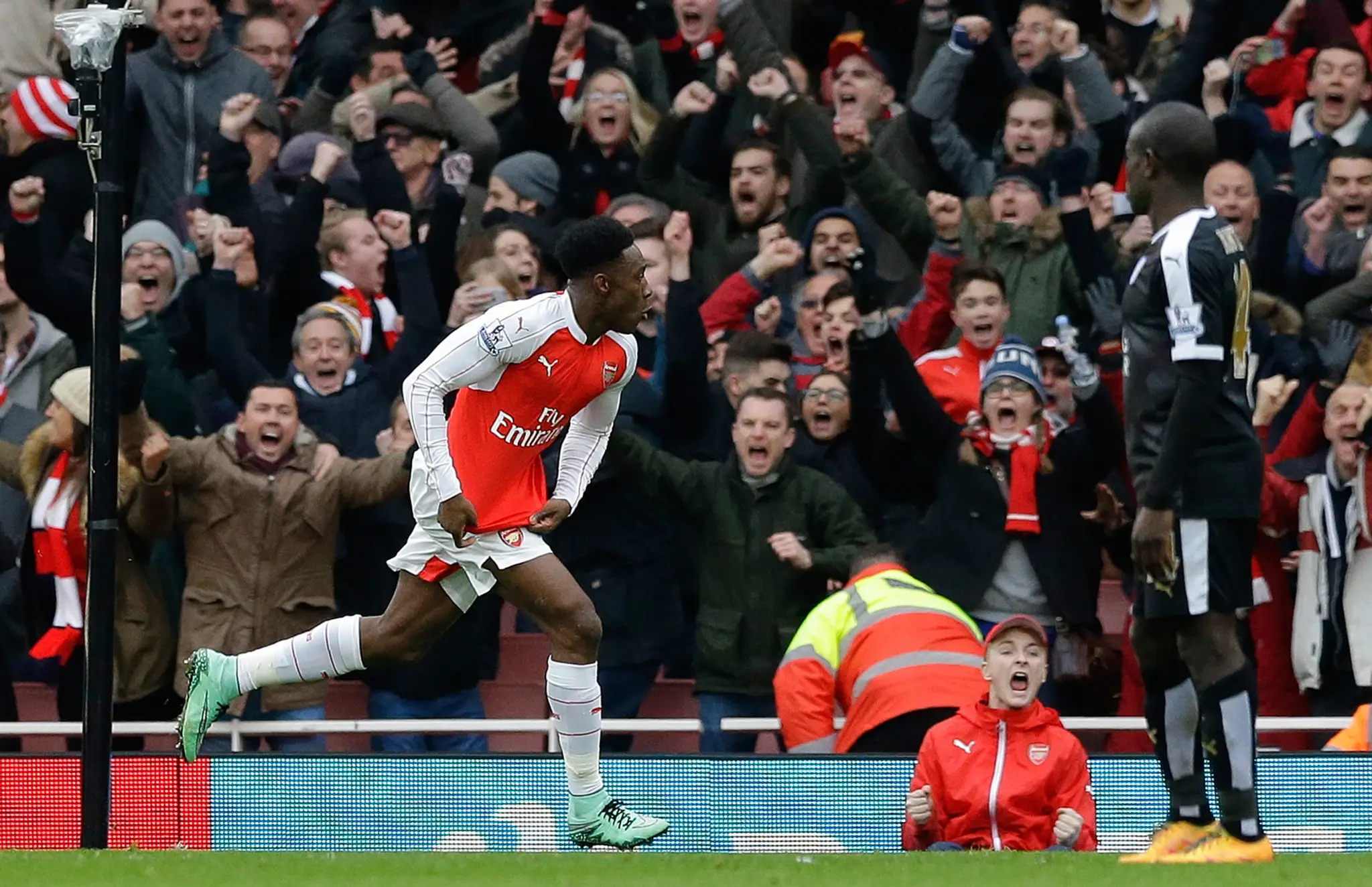 Archívna snímka, na ktorej Danny Welbeck oslavuje gól, v pozadí priaznivci Arsenalu na Emirates Stadium.
