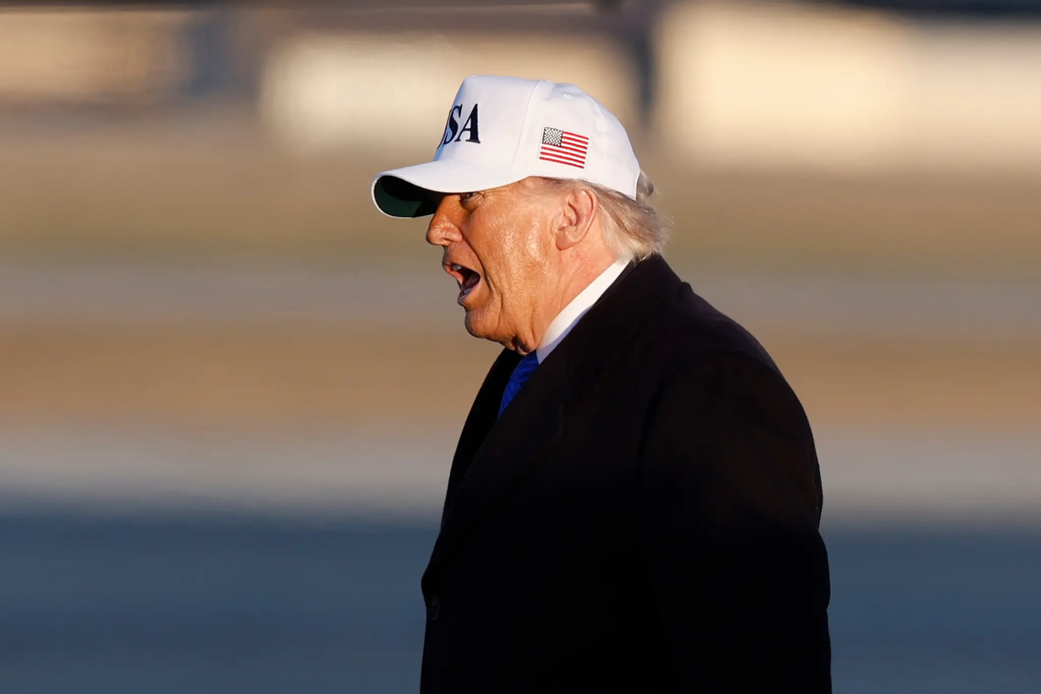Na snímke prezident USA Donald Trump sa chystá nastúpiť do lietadla Air Force One.