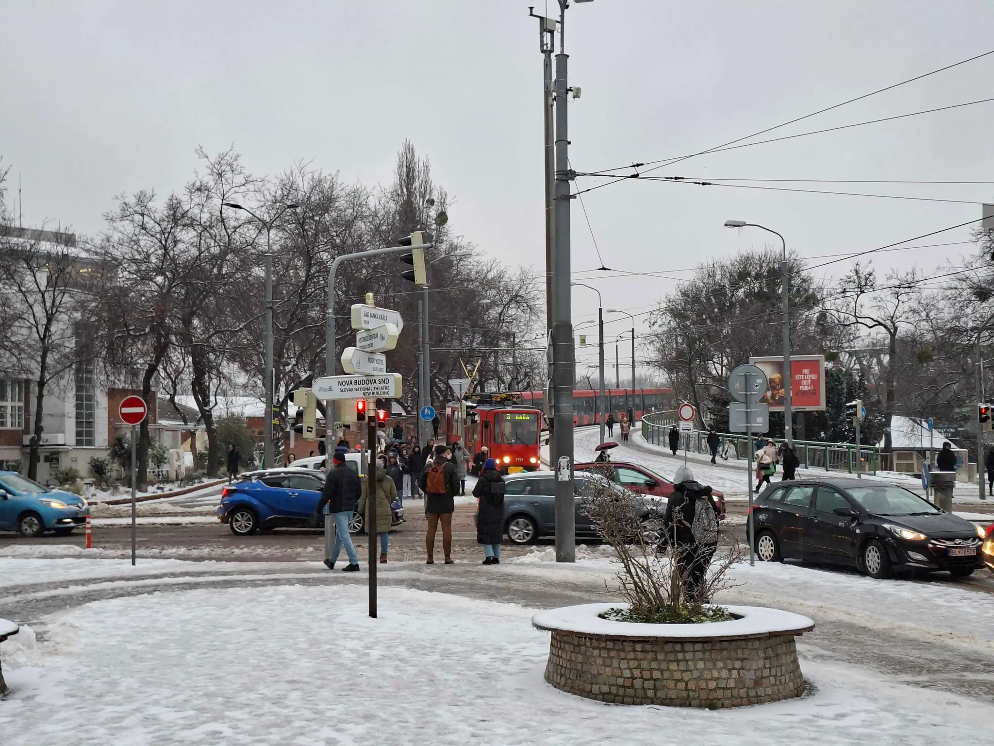 Mrznúci dážď a sneh spôsobujú problémy v doprave