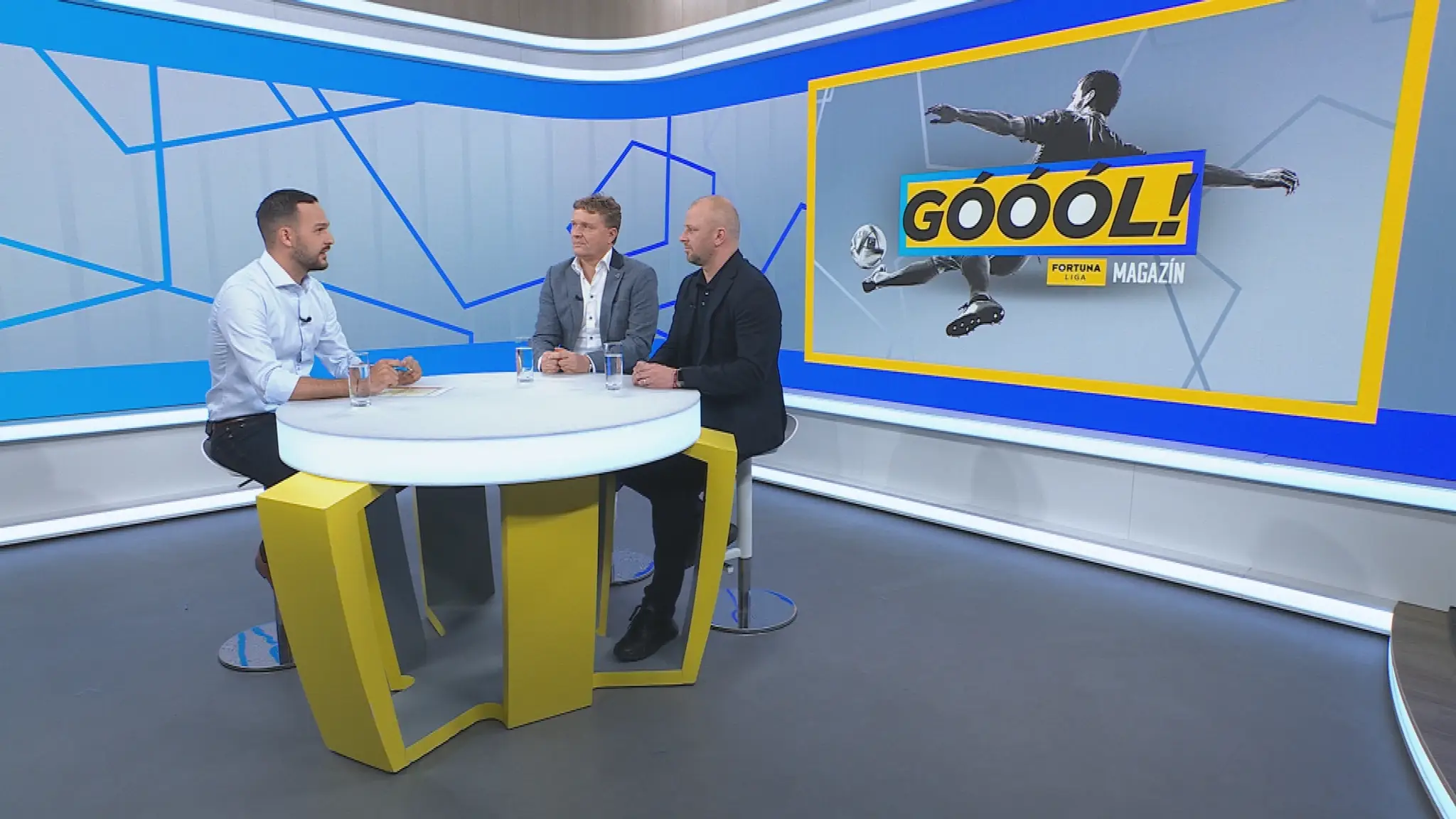 Moderátor Andrej Zvolenský a jeho hostia Ivan Kozák a Marek Sapara.