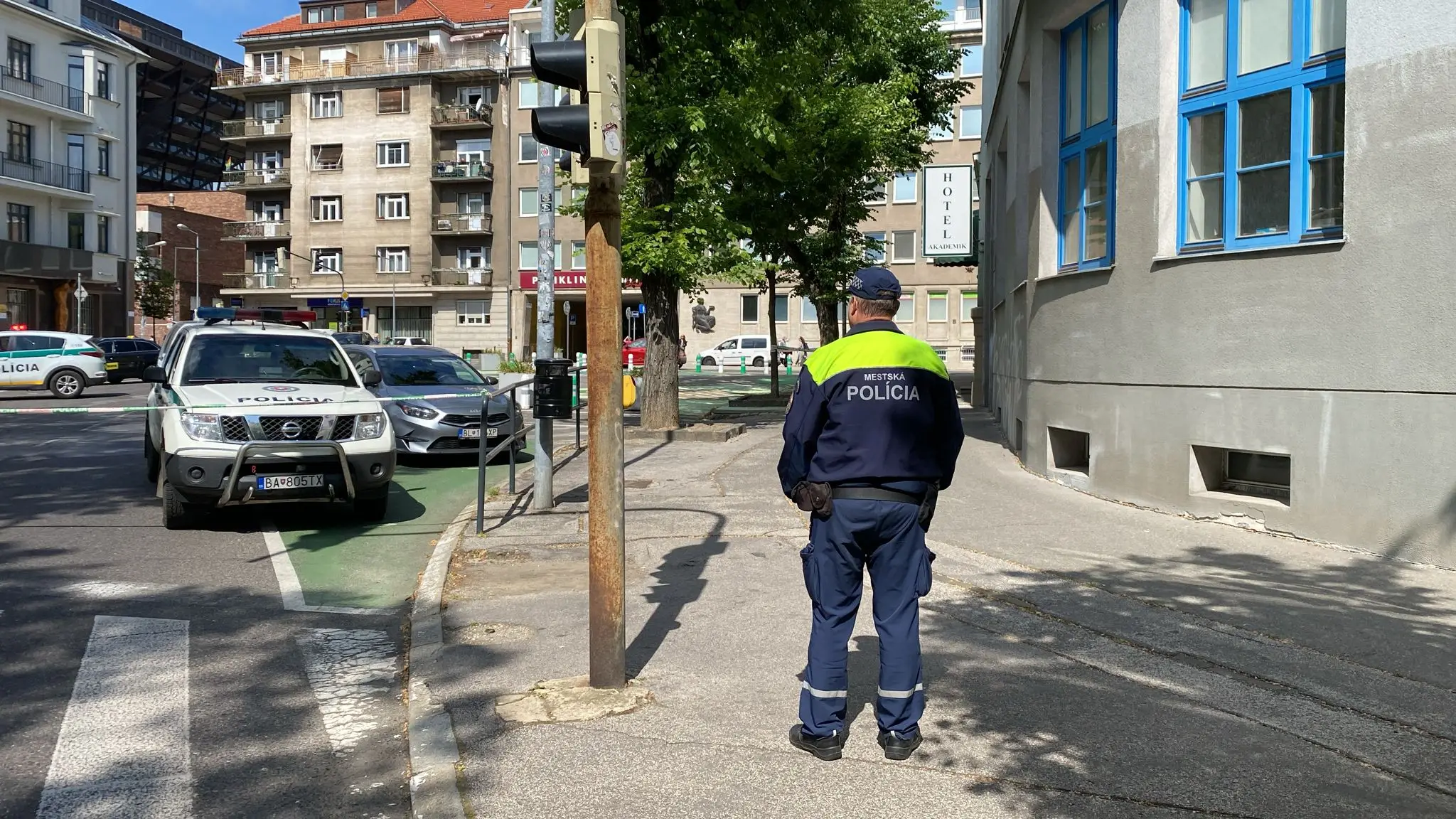 Na Technickej univerzite v Bratislave zasahujú policajti.
