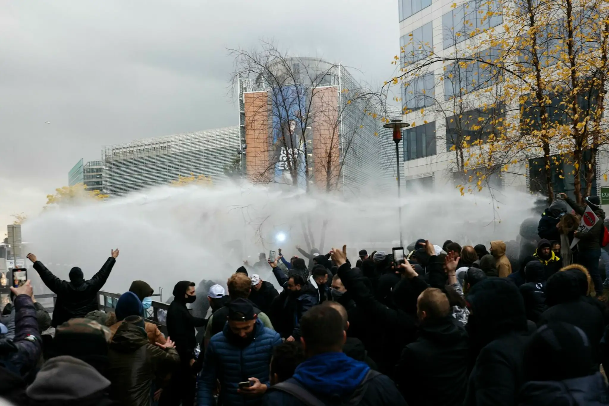 Polícia používa vodné delo počas protestu proti sprísňovaniu opatrení
