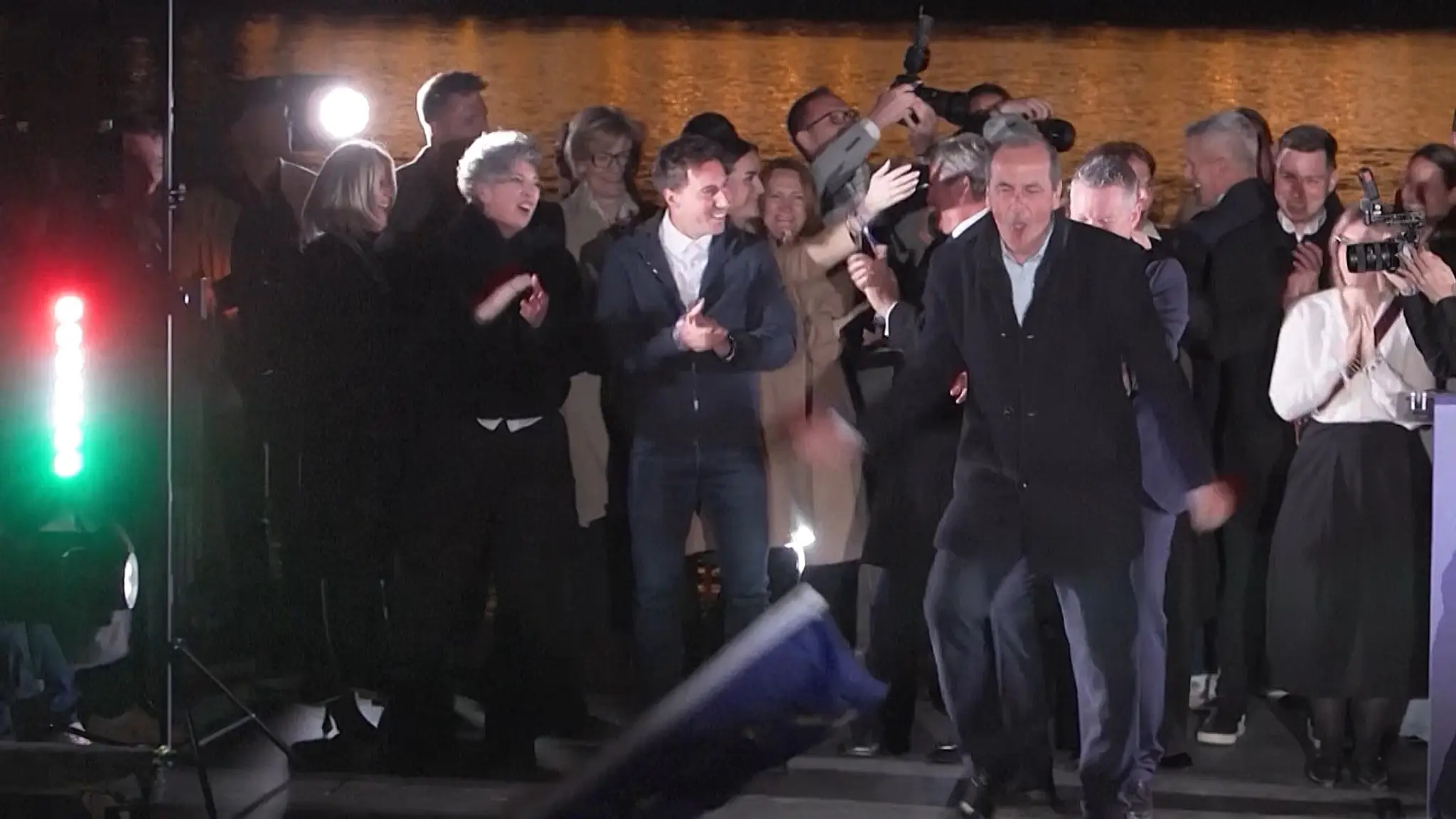 Oslavný tanec politika v Budapešti. 