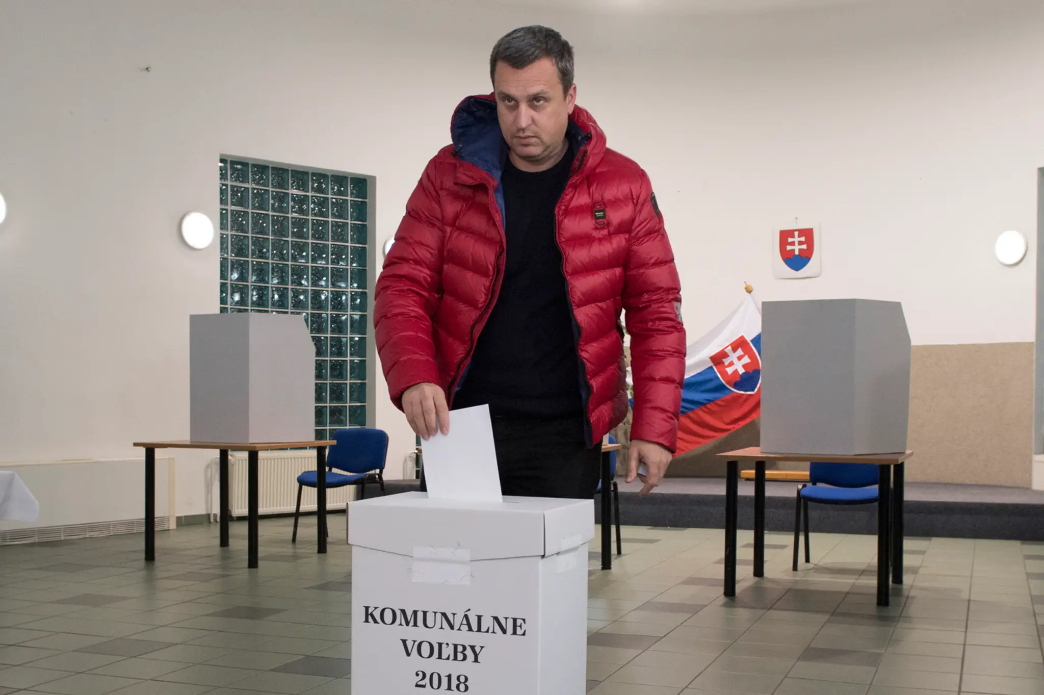 Andrej Danko volil podvečer v obci Miloslavov - Alžbetin Dvor.