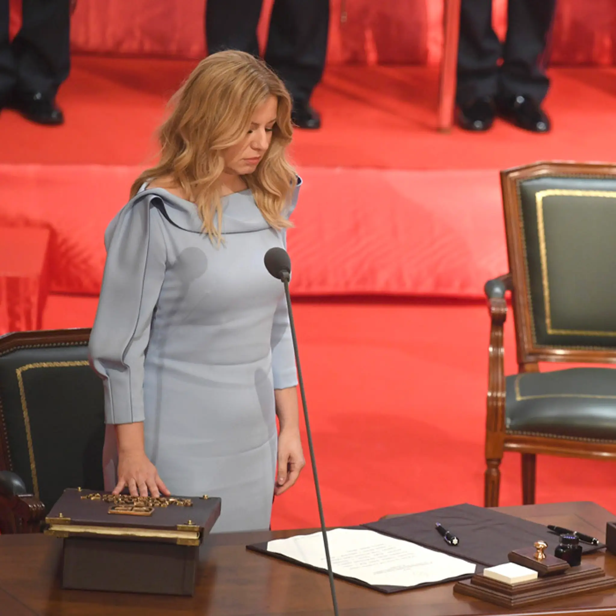 Zuzana Čaputová podpisuje prezidentský sľub.