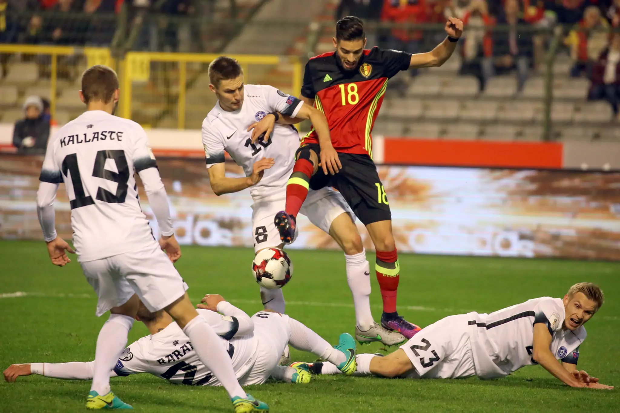 Yannick Carrasco v súboji o loptu s hráčmi Estónska.
