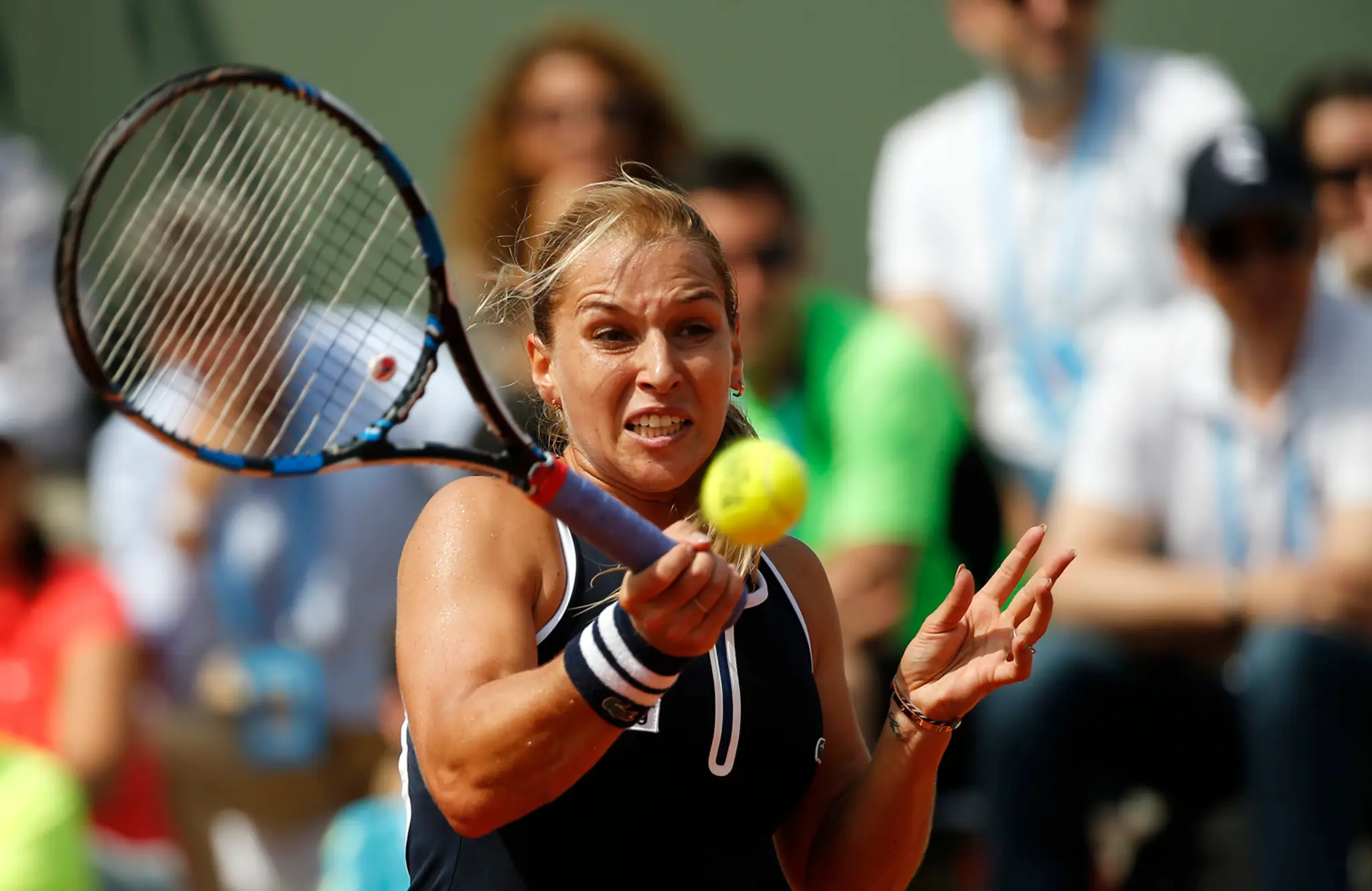 Dominika Cibulková odvracia úder Španielky Carly Suárezovej Navarrovej v zápase 3. kola Roland Garros.