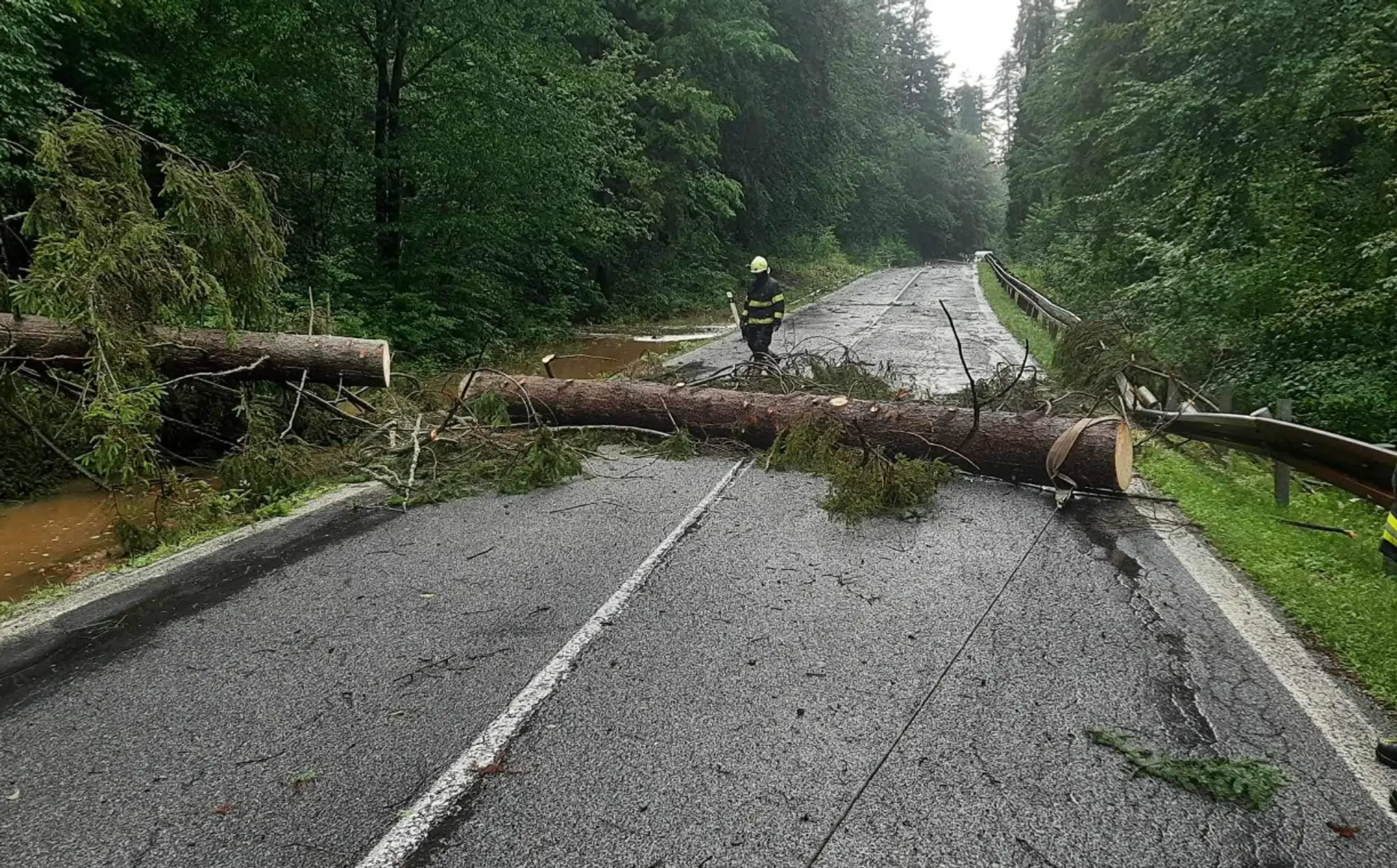 Obcou Mníšek nad Hnilcom sa prehnala silná búrka a prívalová povodeň.