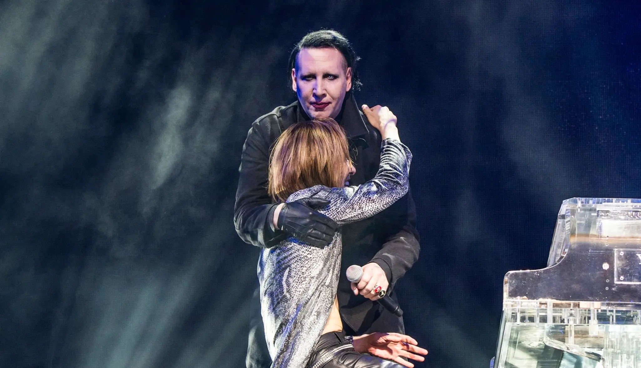 Na snímke hore spevák Brian Warner, známy ako Marilyn Manson a japonská hudobníčka Yoshiki.