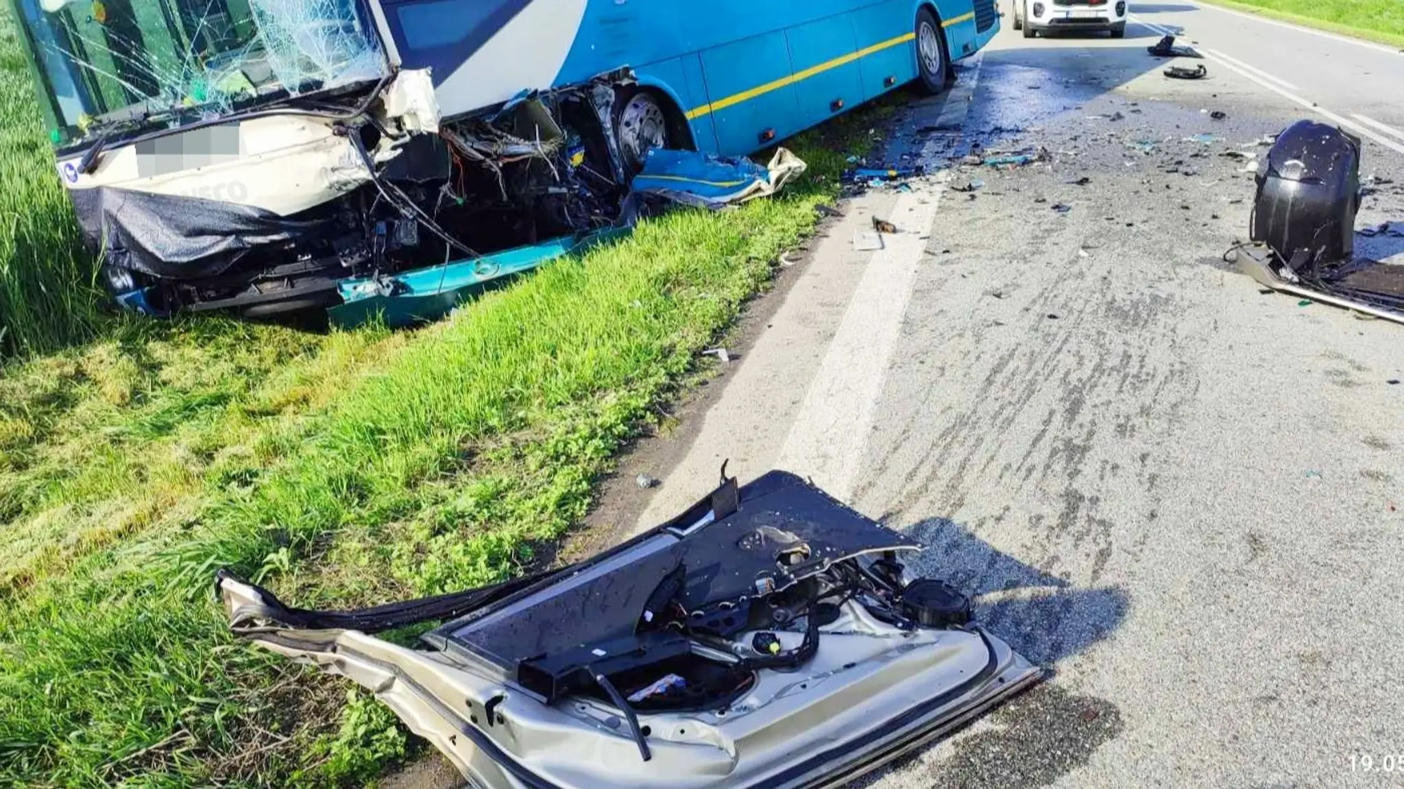 Havarovaný autobus v priekope pri obci Pozdišovce.