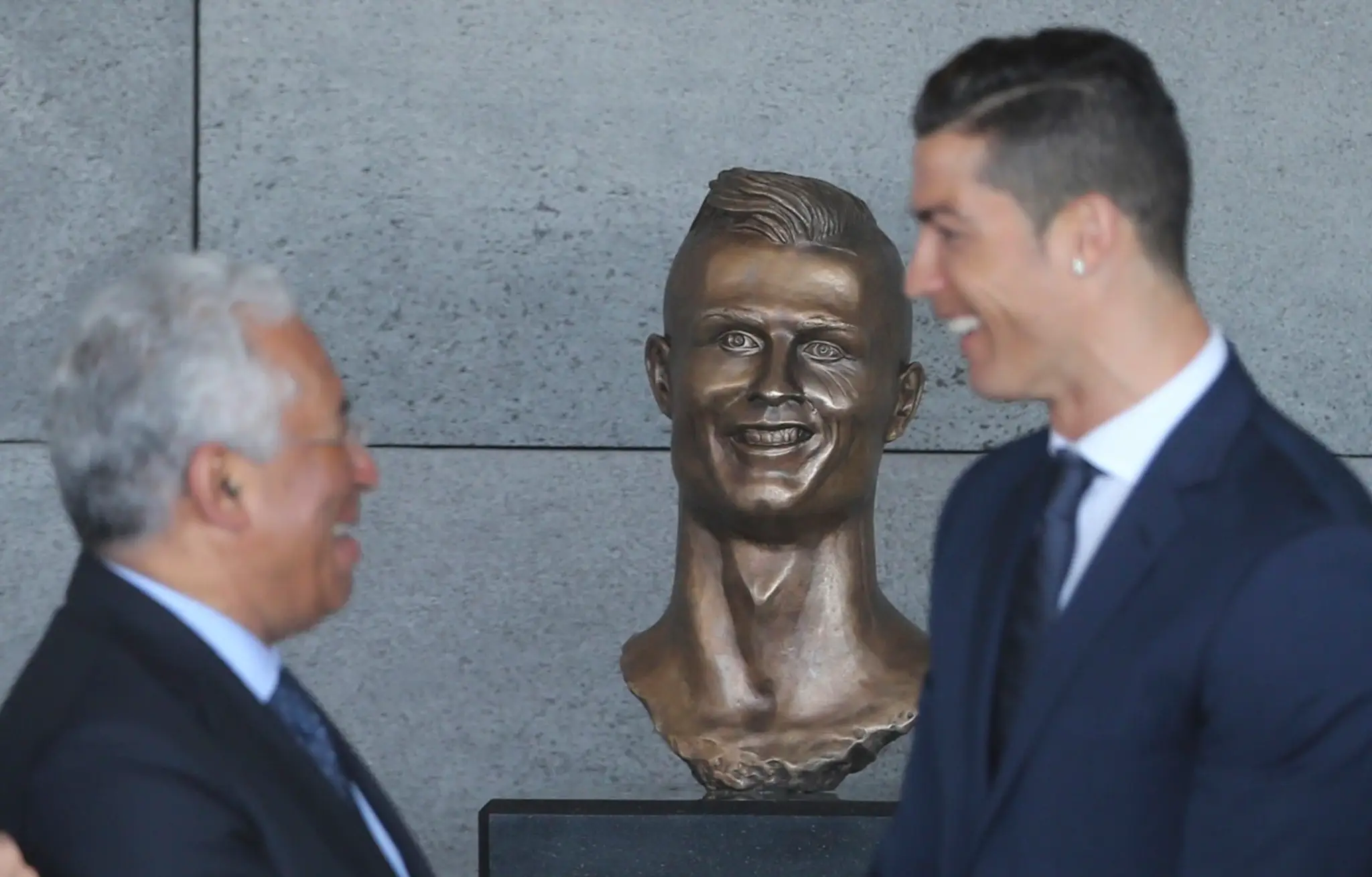 Cristiano Ronaldo so svojou bustou.