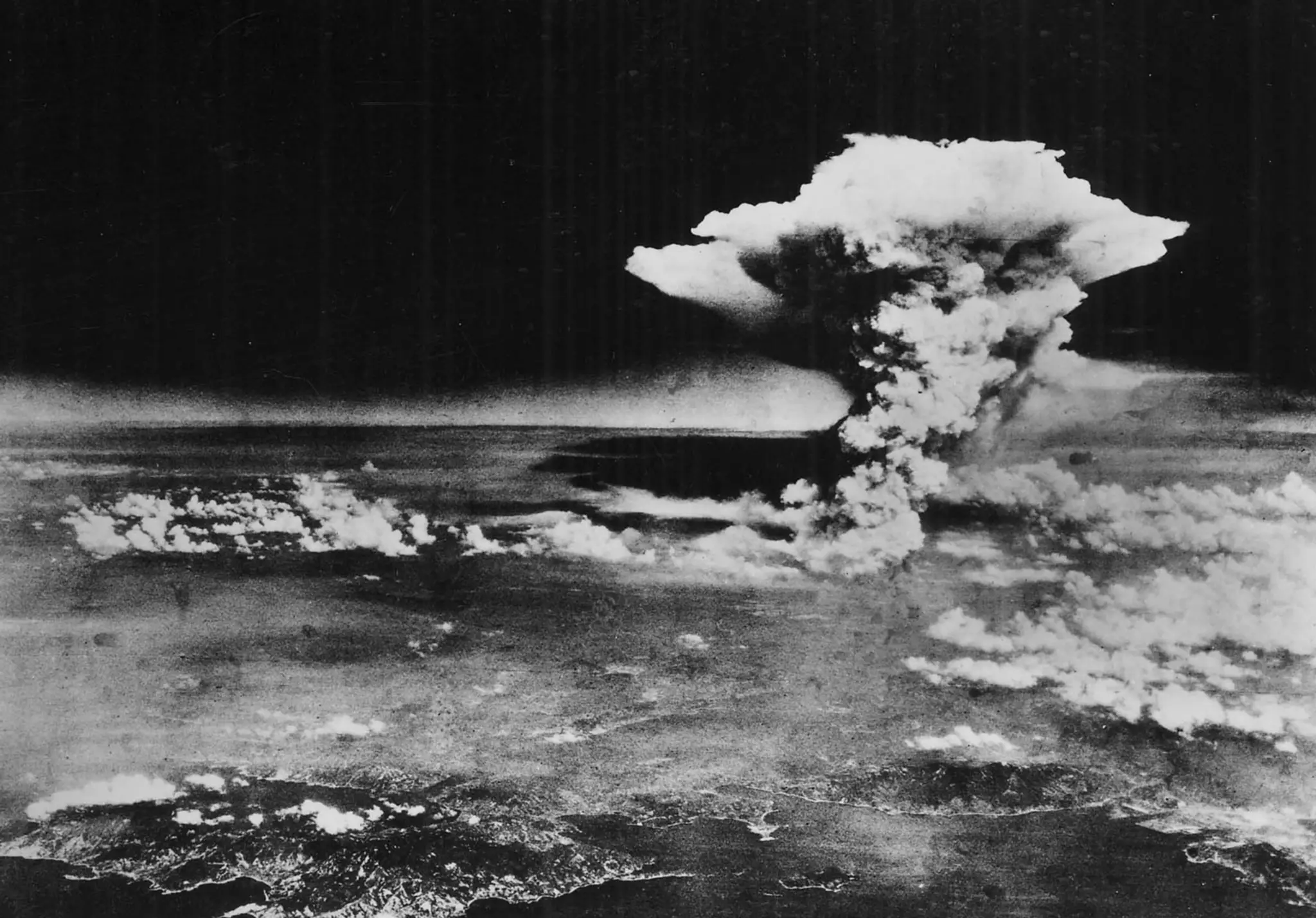 Pohľad na hríbovitý oblak, ktorý stúpa k oblohe asi hodinu po výbuchu atómovej bomby v  japonskej Hirošime.jpg