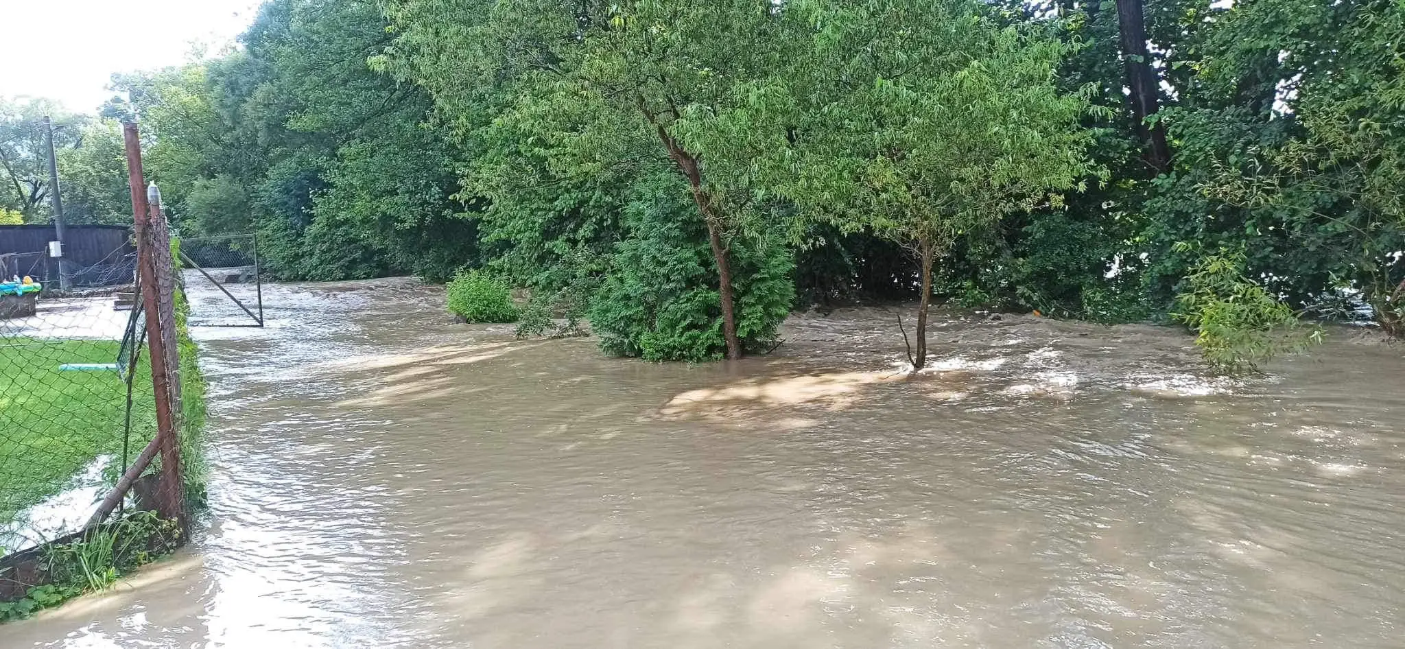 Voda z potoka zaplavila hlavnú cestu i pivnice.
