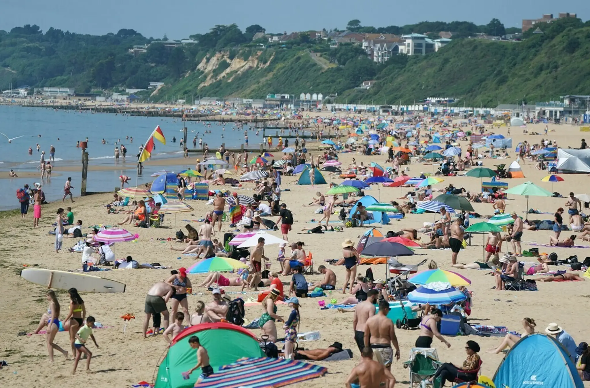 Preplnená pláž Bournemouth Beach v anglickom Dorsete cez víkend