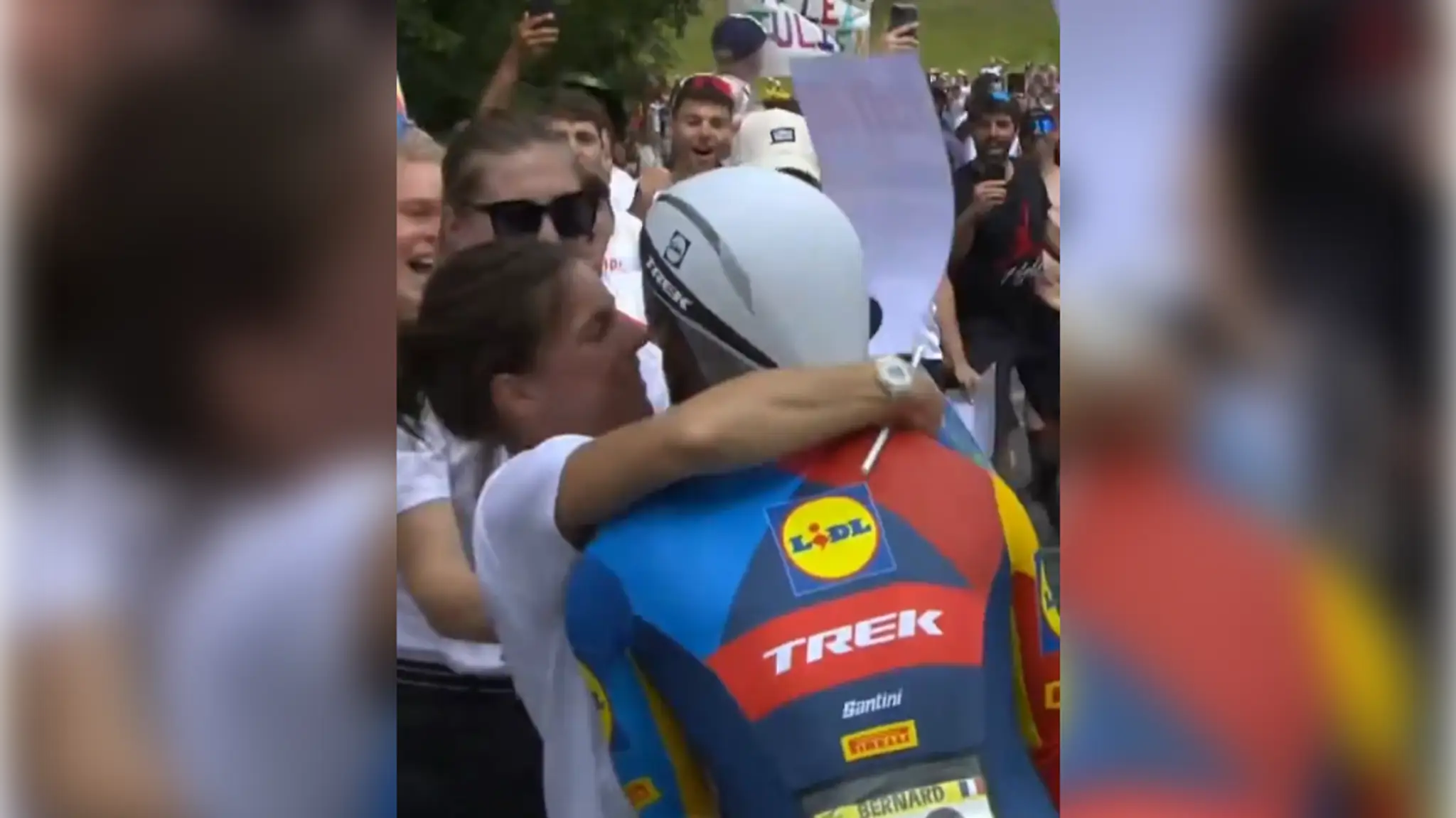 Julien Bernard v objatí s manželkou.