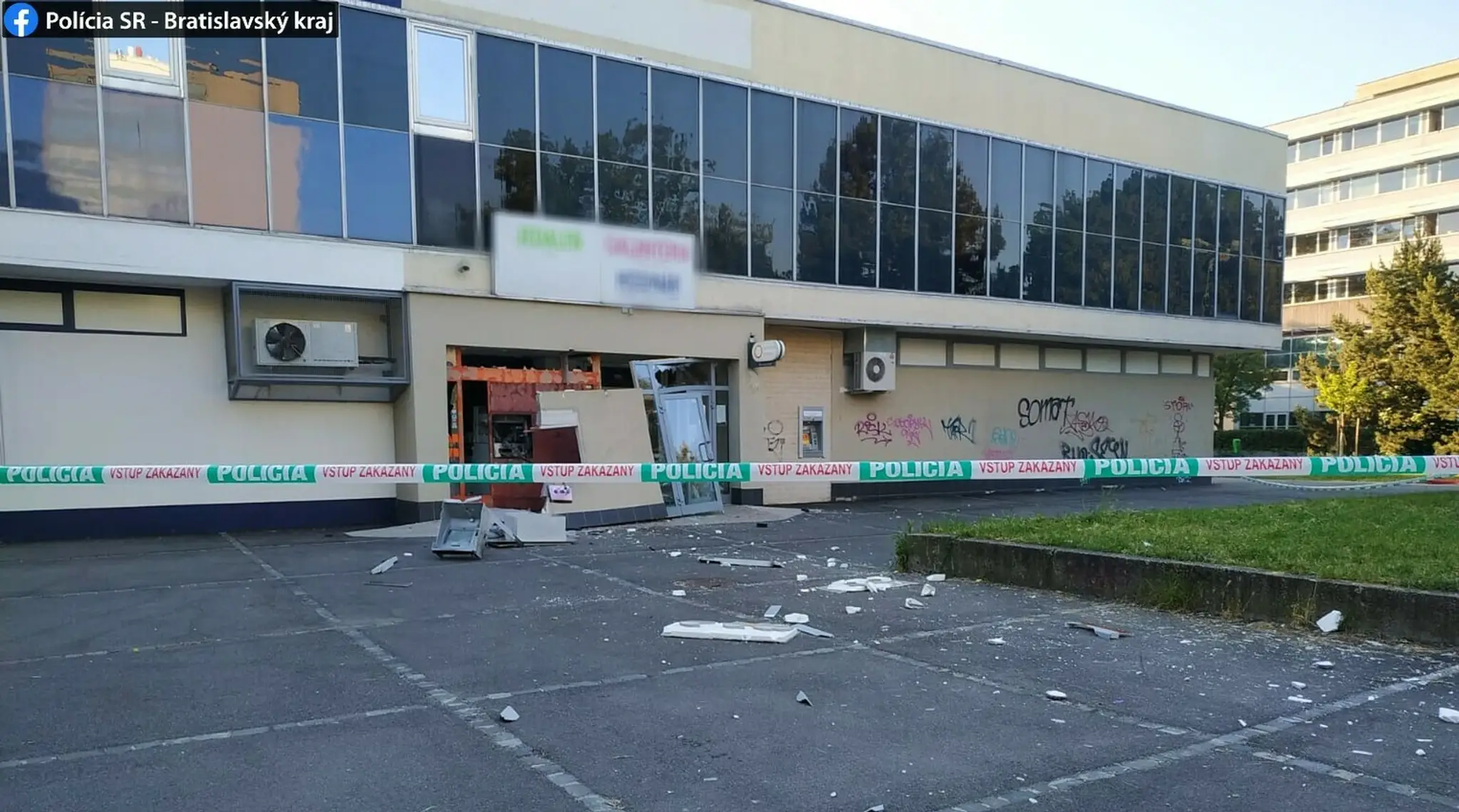 Záber na zničený bankomat.