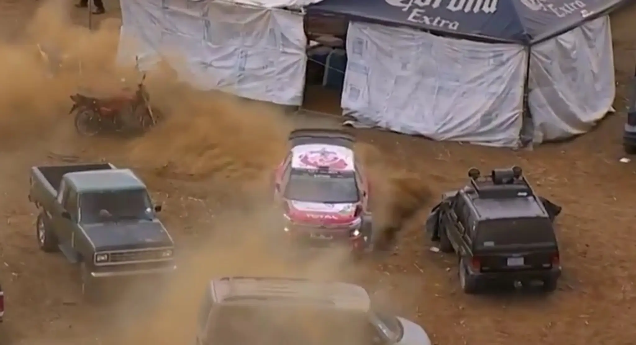 Brit Kris Meeke zablúdil na parkovisku.
