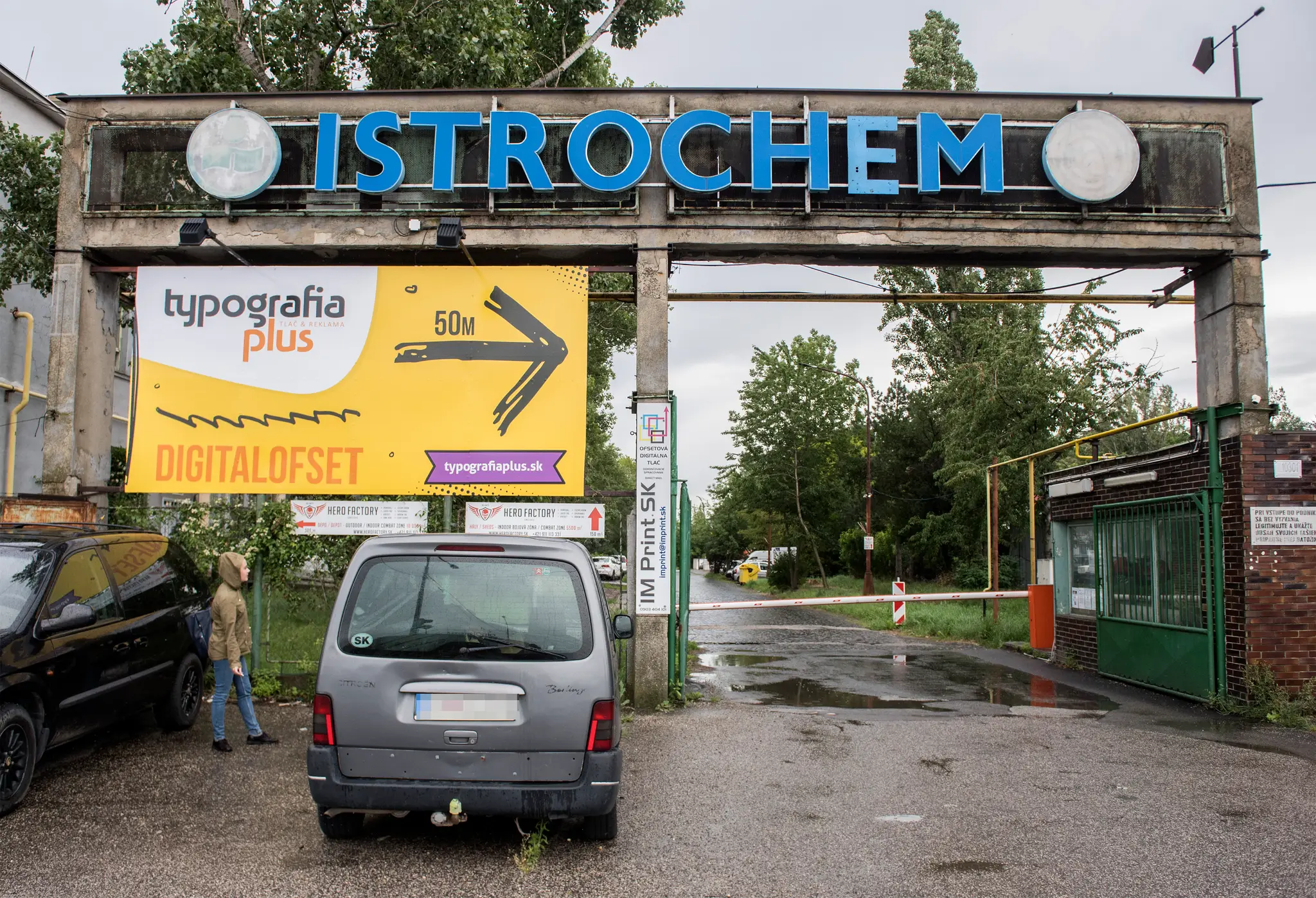 Na snímke hlavný vstup do chemického podniku Istrochem, bývalé Chemické závody Juraja Dimitrova.