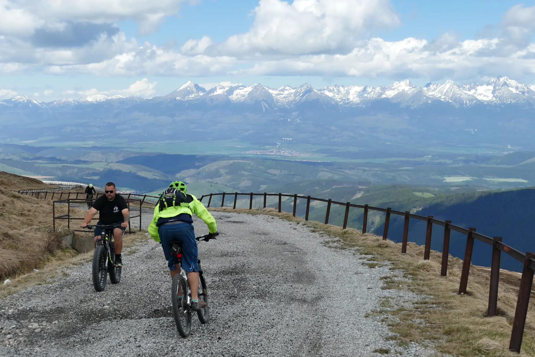 Cyklisti počas výstupu na Kráľovu hoľu.