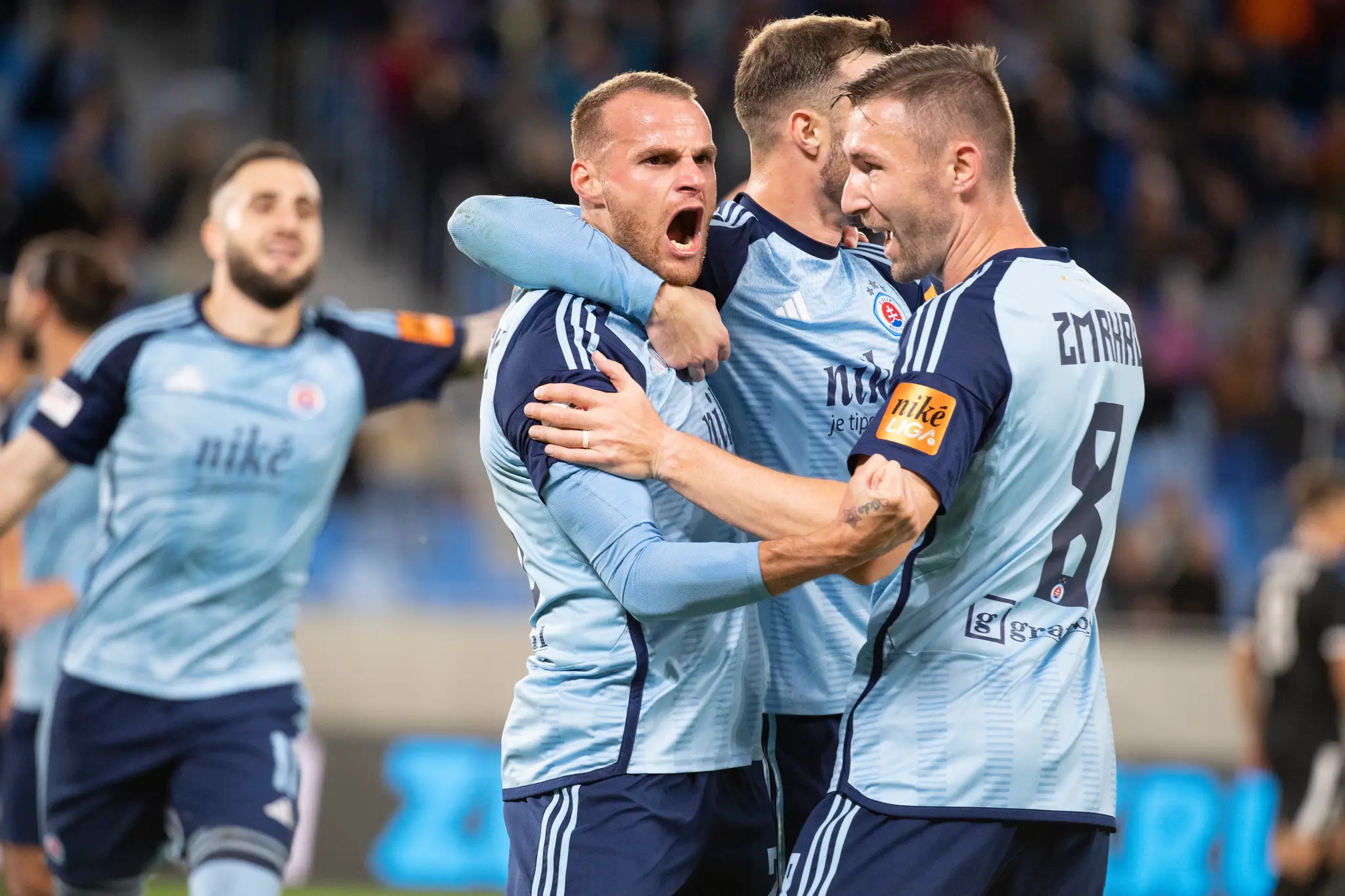 Radosť po strelení gólu vľavo strelec Lukáš Pauschek a vpravo Jaromír Zmrhal (obaja Slovan) v 10. kole Niké ligy.