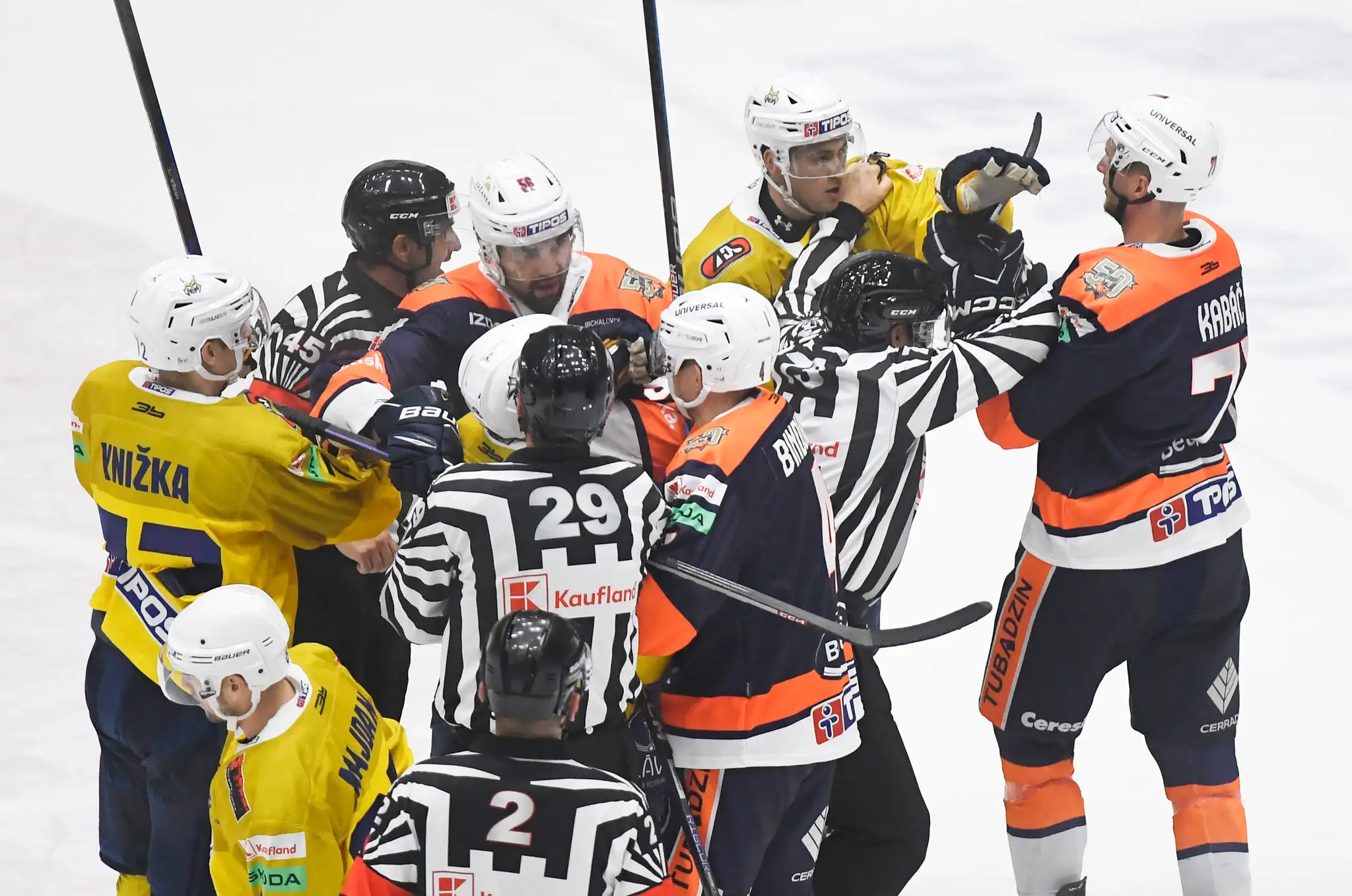 Šarvátka v zápase 14. kola Tipos extraligy HK Spišská Nová Ves - HK Dukla Ingema Michalovce