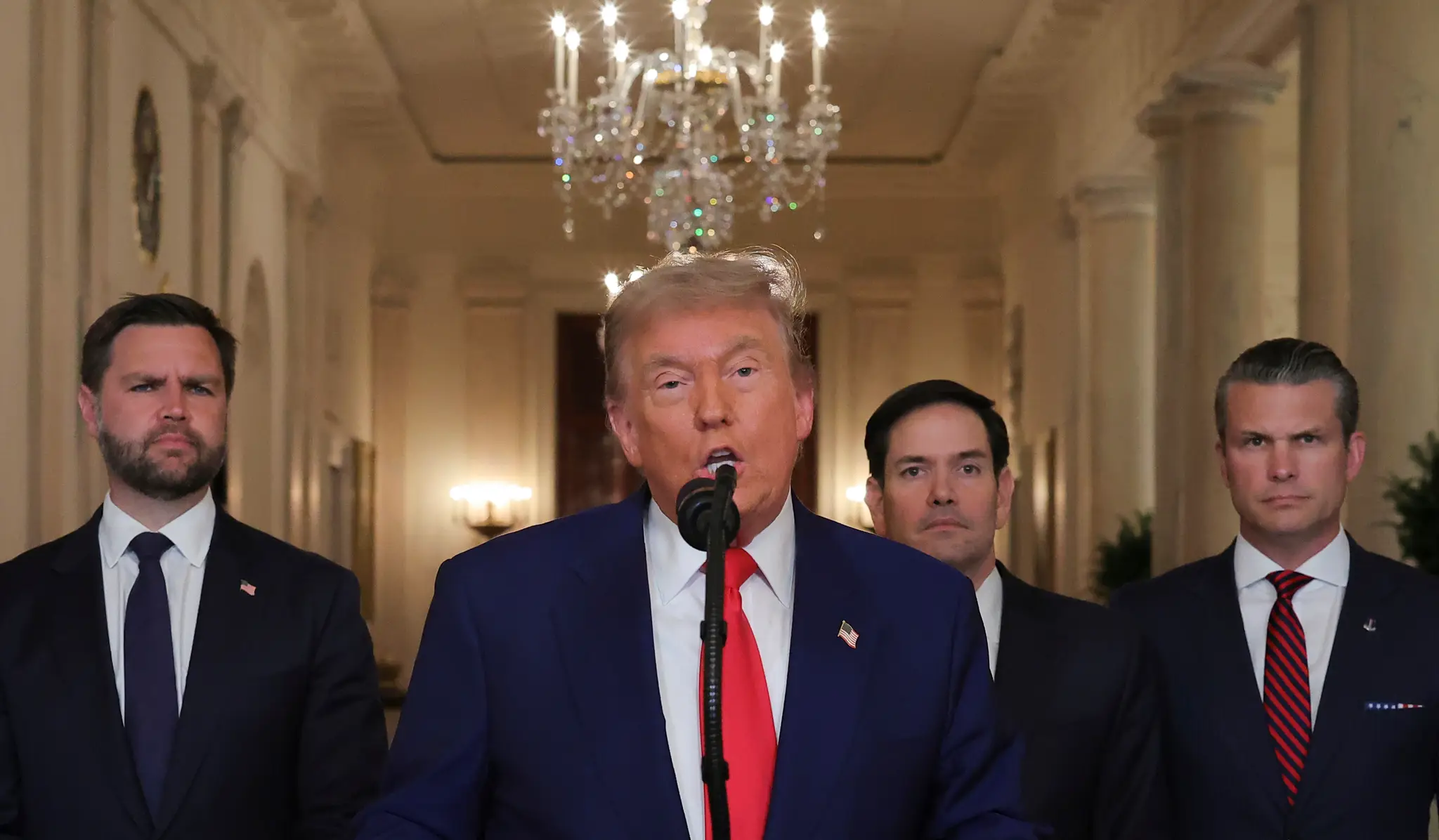 Americký prezident Donald Trump oznamuje v Bielom dome vo Washingtone, že Spojené štáty zaútočili bombami na tri jadrové zariadenia v Iráne vo Fordo, Natanz a Isfaháne.