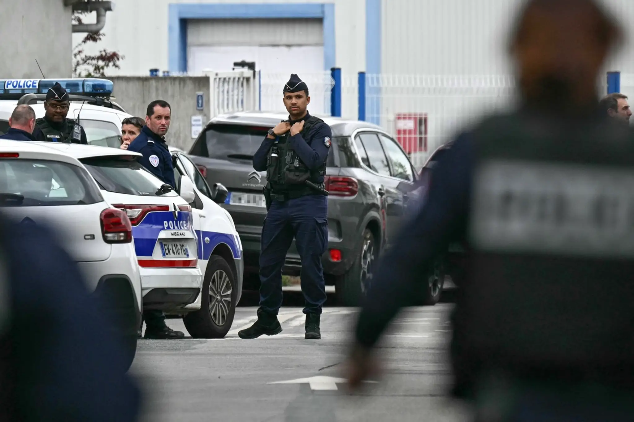 Francúzska polícia pred školou v Nantes, kde útočil nožom 15-ročný žiak.