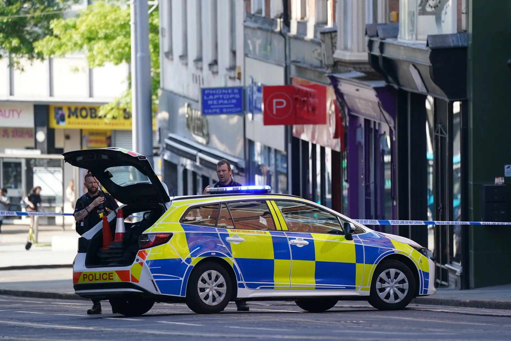 Policajti uzatvárajú centrum anglického mesta Nottingham.