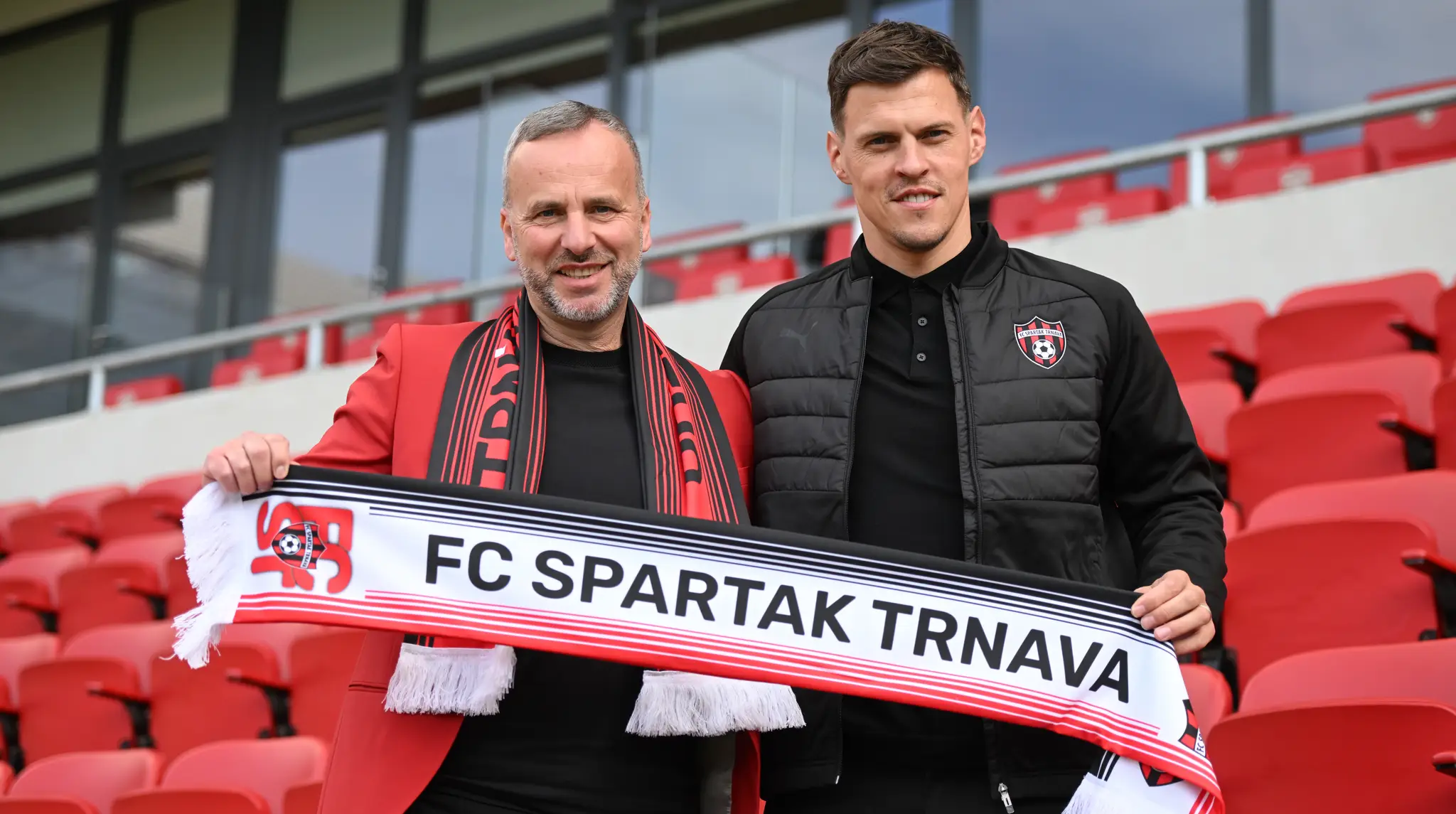 Martin Škrtel (vpravo) pózuje s prezidentom Spartaka Petrom Machom. 