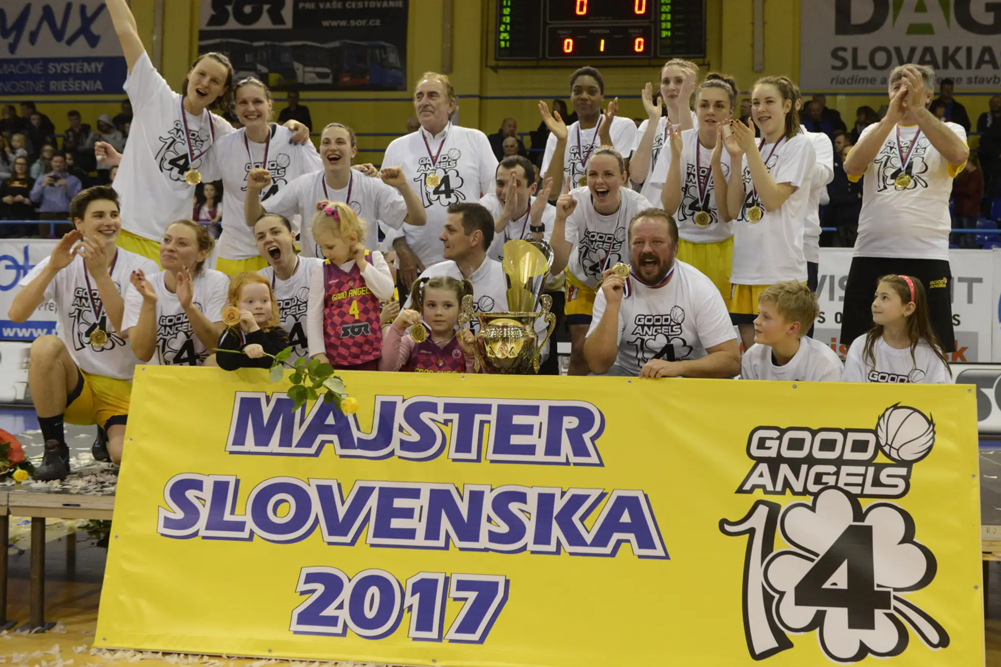Basketbalistky Good Angels Košice s majstrovskou trofejou.