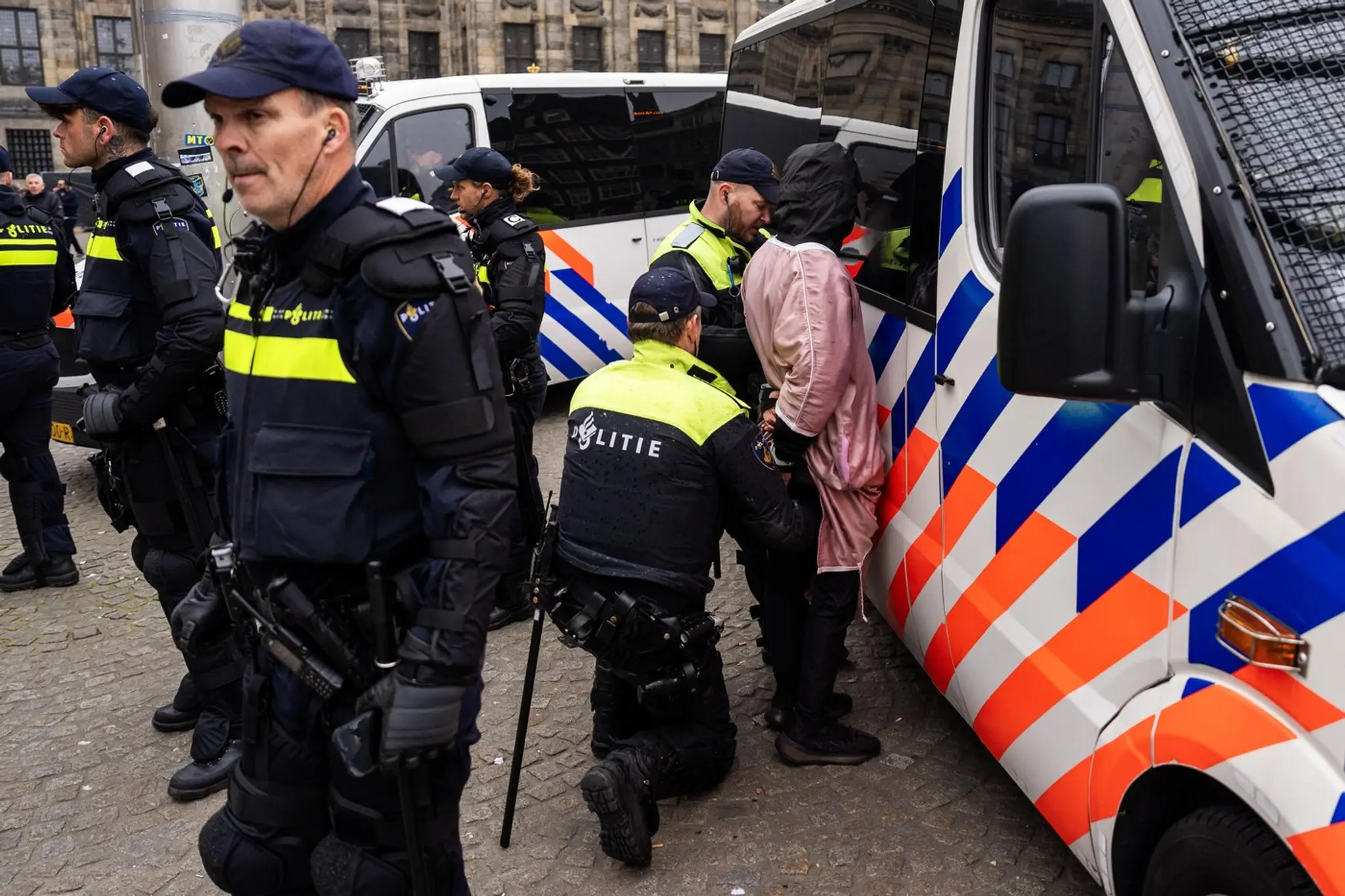 Na snímke holandskí policajti počas zásahu po zápase v Amsterdame.