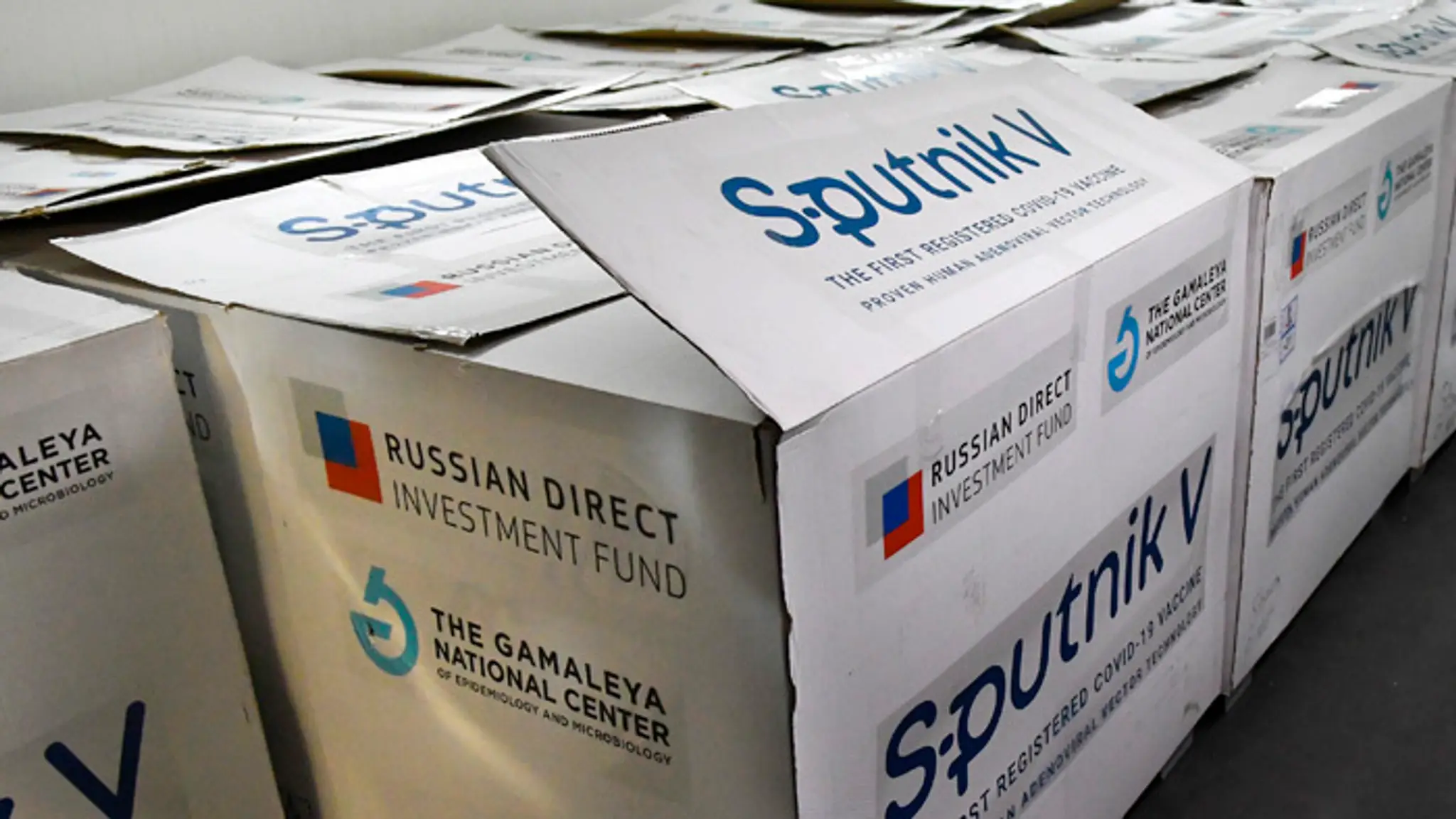 Vakcíny Sputnik V, ktoré sú uskladnené v pôvodnom balení pri teplote -20 stupňoch v Šarišských Michaľanoch.
