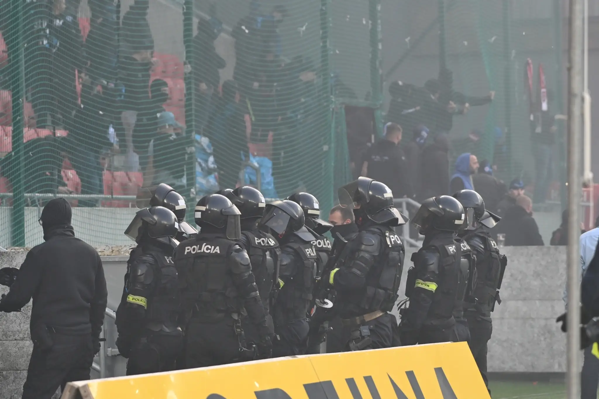 Policajti pred sektorom fanúšikov Slovana počas 11. kola Fortuna ligy v Trnave.