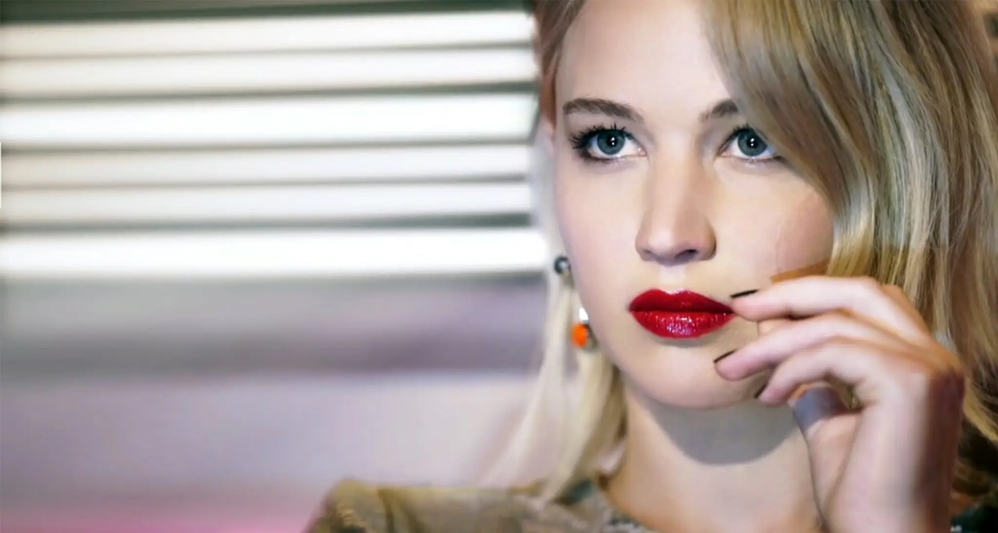 Jennifer Lawrence na Slovensku. Nafotili ju pri petržalských panelákoch