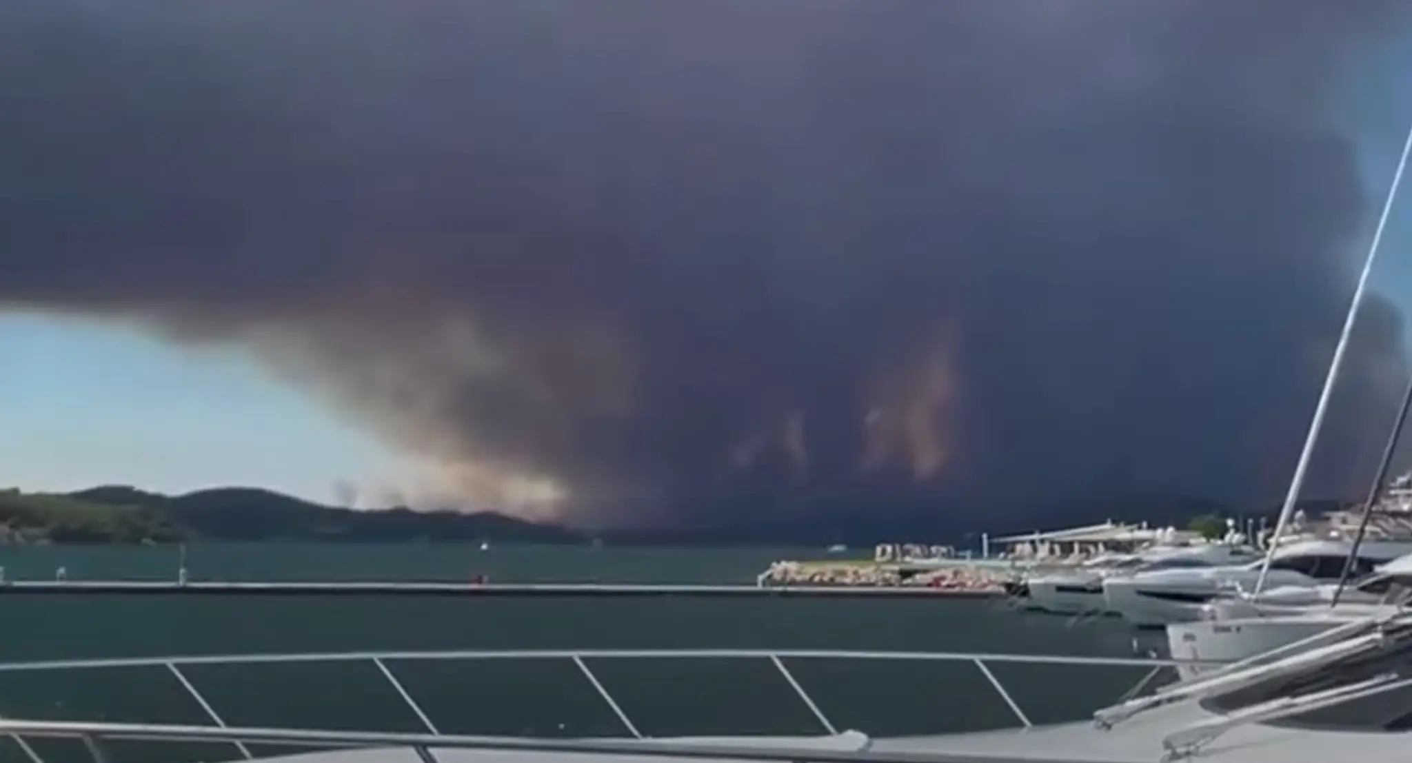 Obrovský požiar v chorvátskom letovisku Vodice.