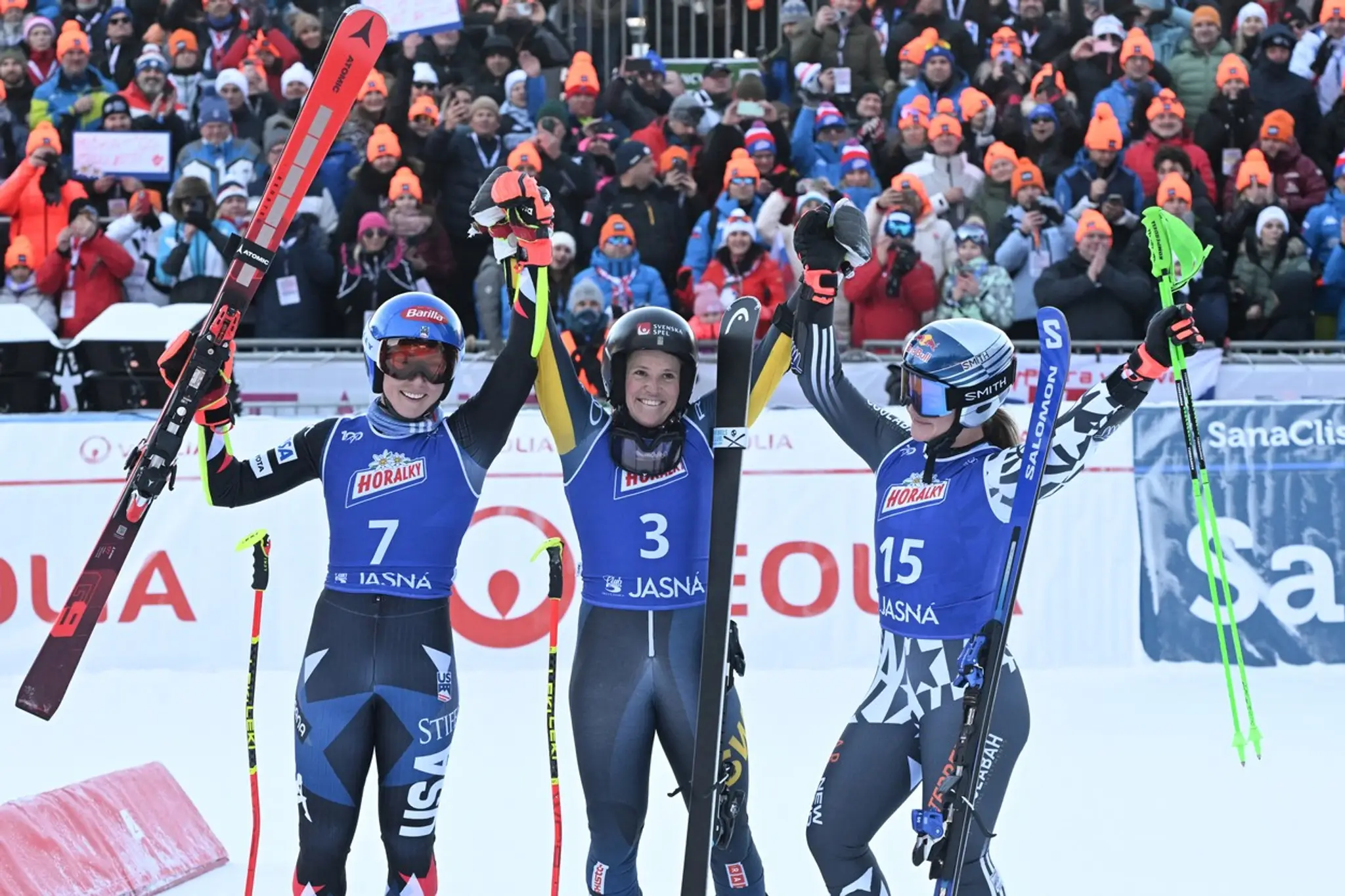 Mikaela Shiffrinová, Sara Hectorová a Alice Robinsonová.