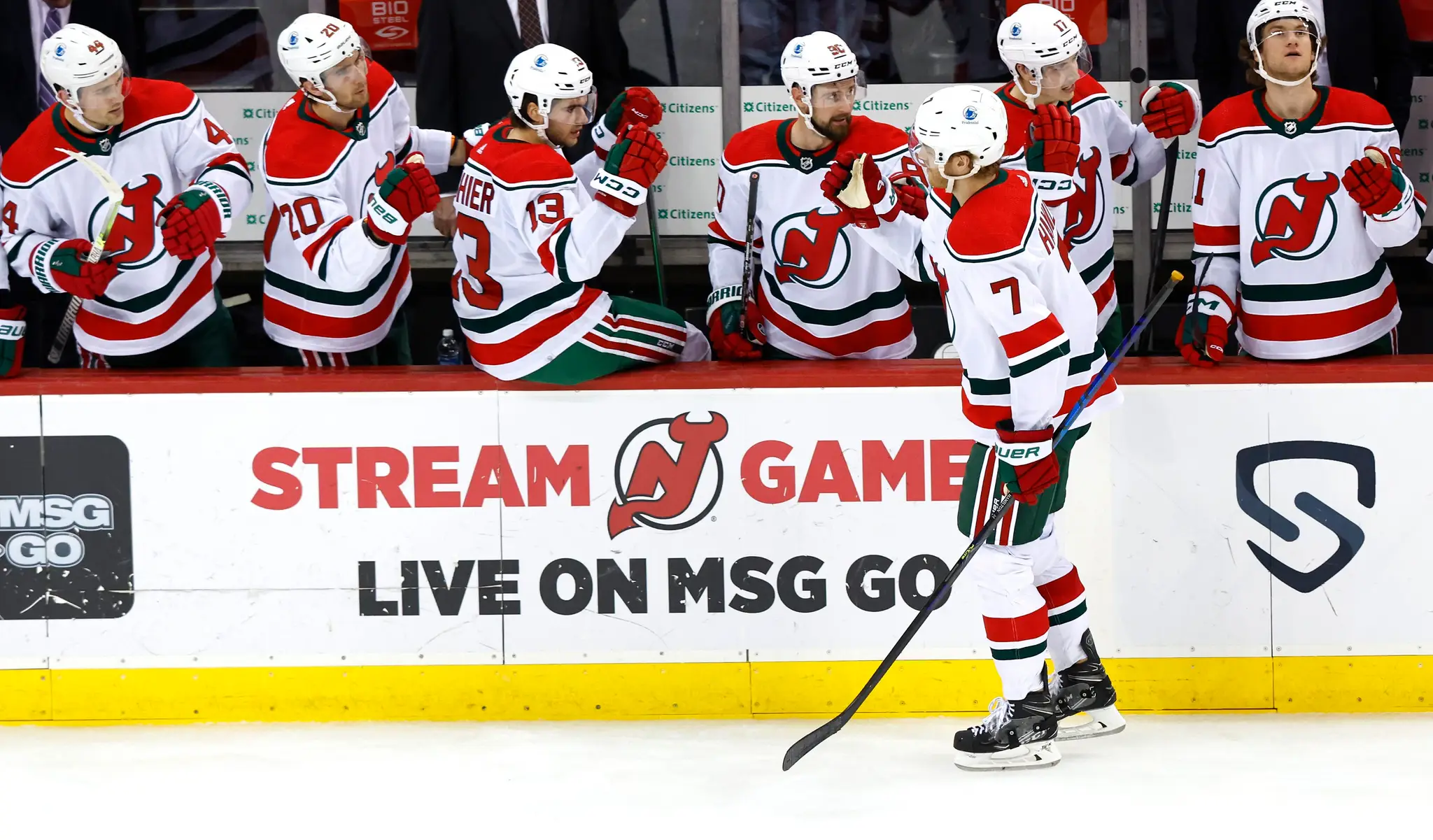Dougie Hamilton oslavuje so spoluhráčmi z New Jersey gól proti Ottawe.
