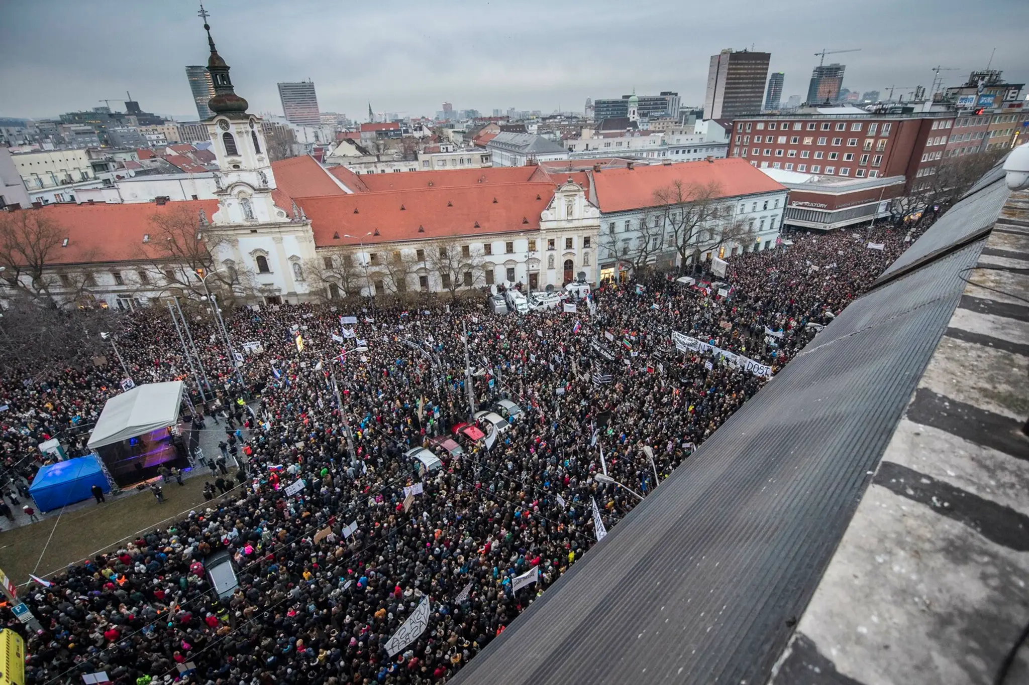 Protestujúci ľudia na Námestí SNP