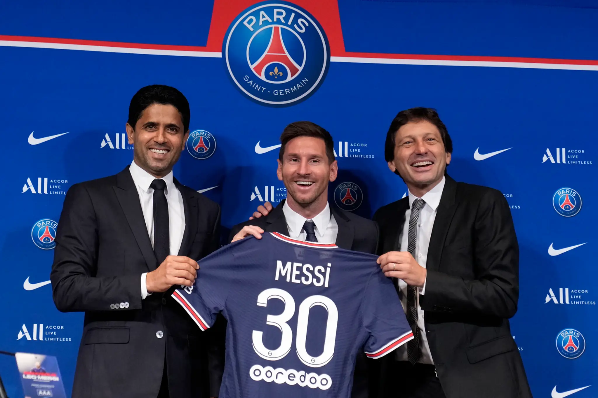 Zľava prezident PSG Nasser Al-Khelaifi, Lionel Messi a športový riaditeľ klubu Leonardo.