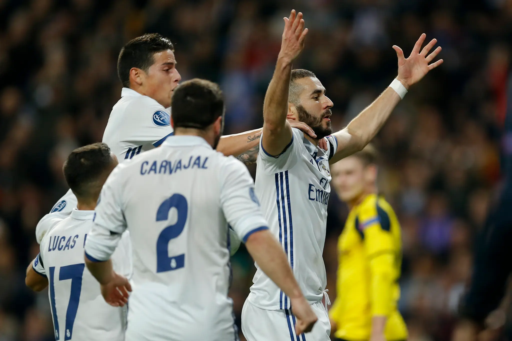 Karim Benzema (vpravo) z Realu Madrid jasá po góle do siete Dortmundu v dueli LM.
