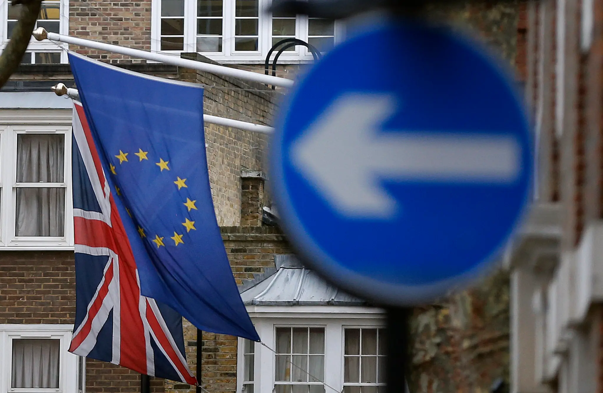 vlajky Európskej únie a vlajka Británie na budove Európskeho domu v Londýne.