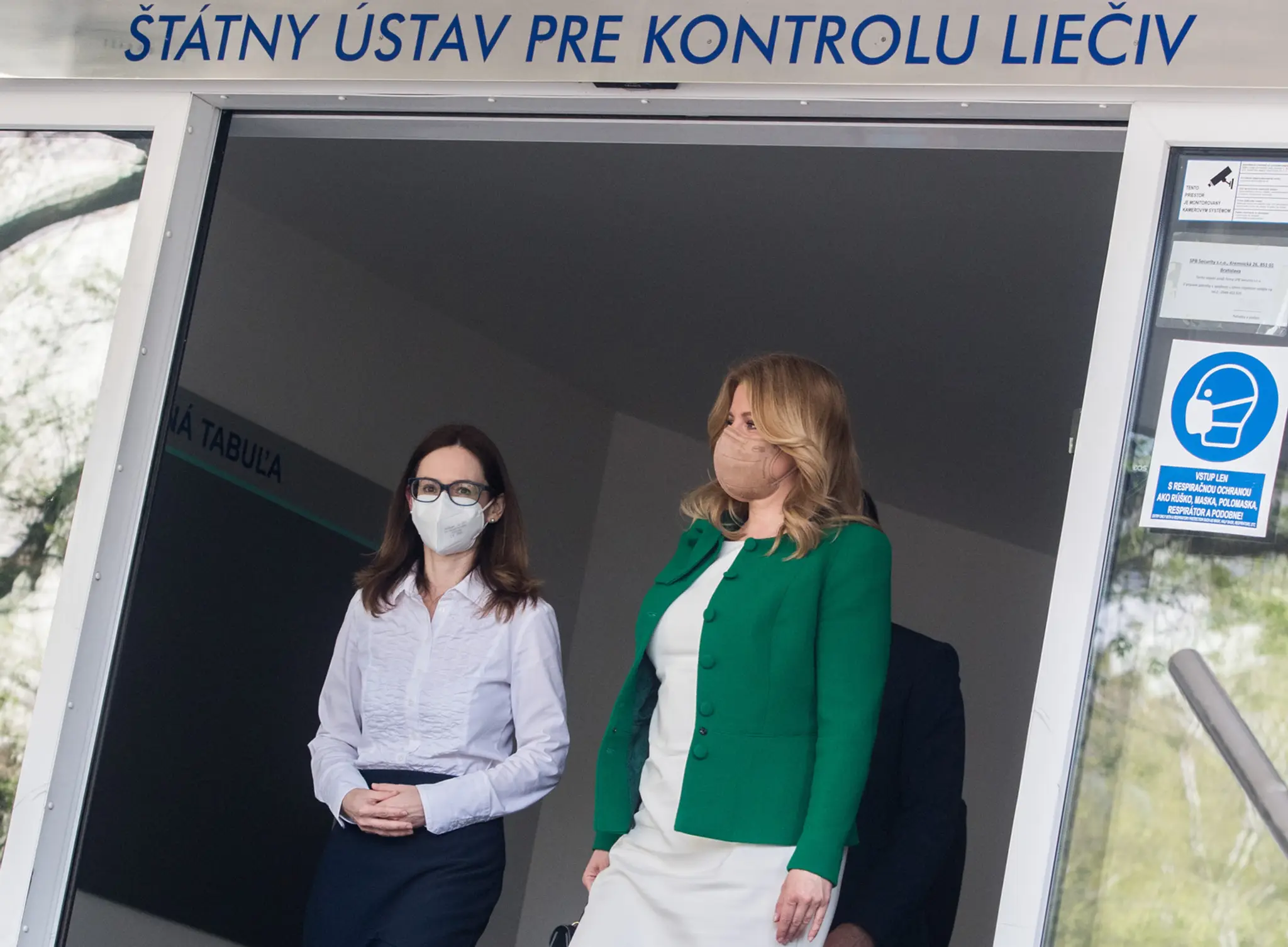 Na snímke vpravo prezidentka SR Zuzana Čaputová a riaditeľka Štátneho ústavu pre kontrolu liečiv (ŠÚKL) Zuzana Baťová počas návš